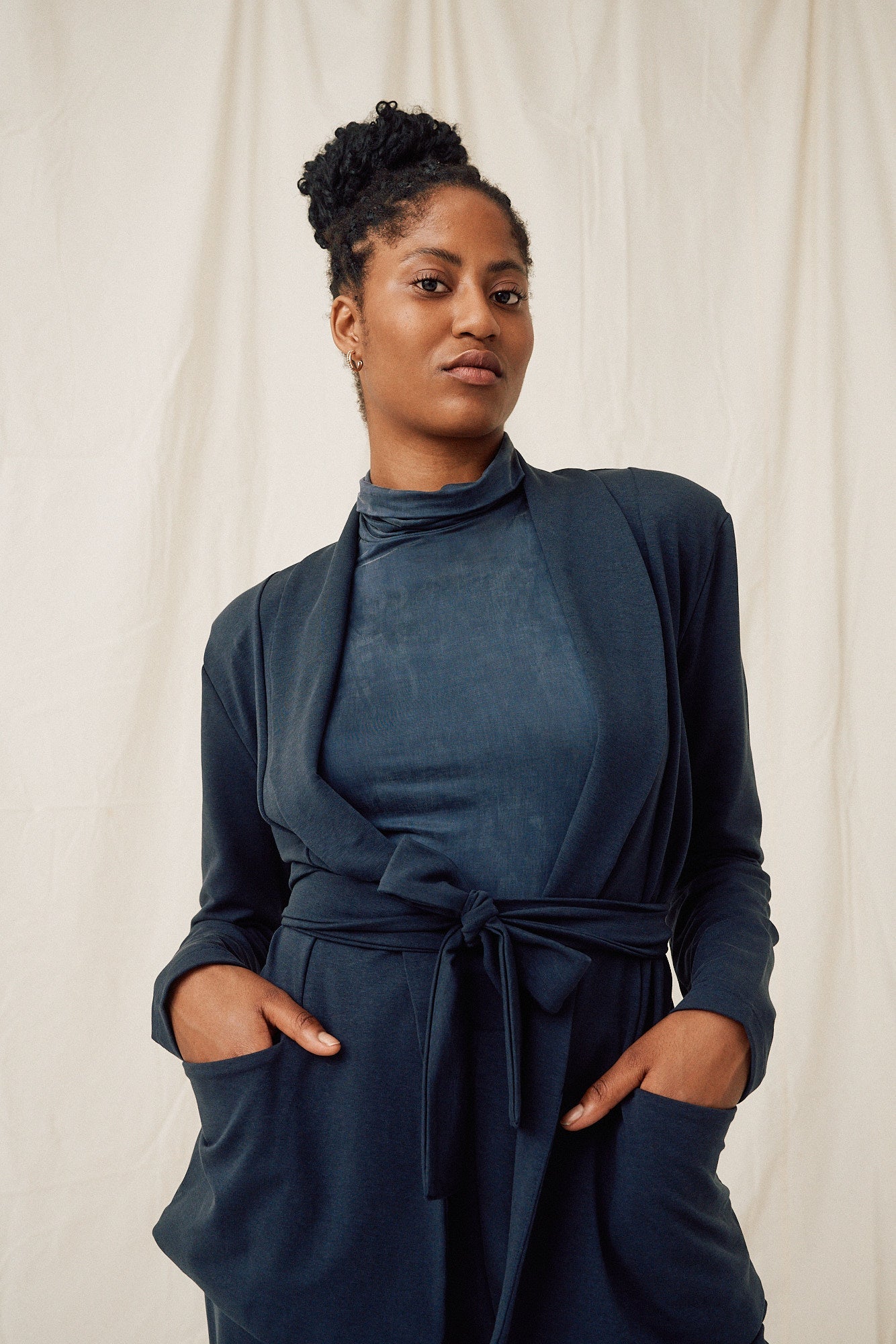 Pull col roulé en cupro bleu foncé confectionné en cupro par MOYA KALA
