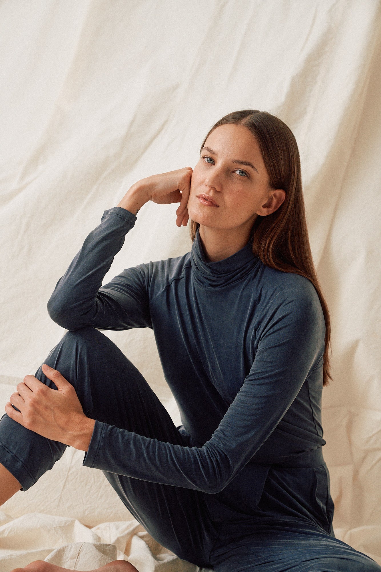 Pull col roulé en cupro bleu foncé confectionné en cupro par MOYA KALA