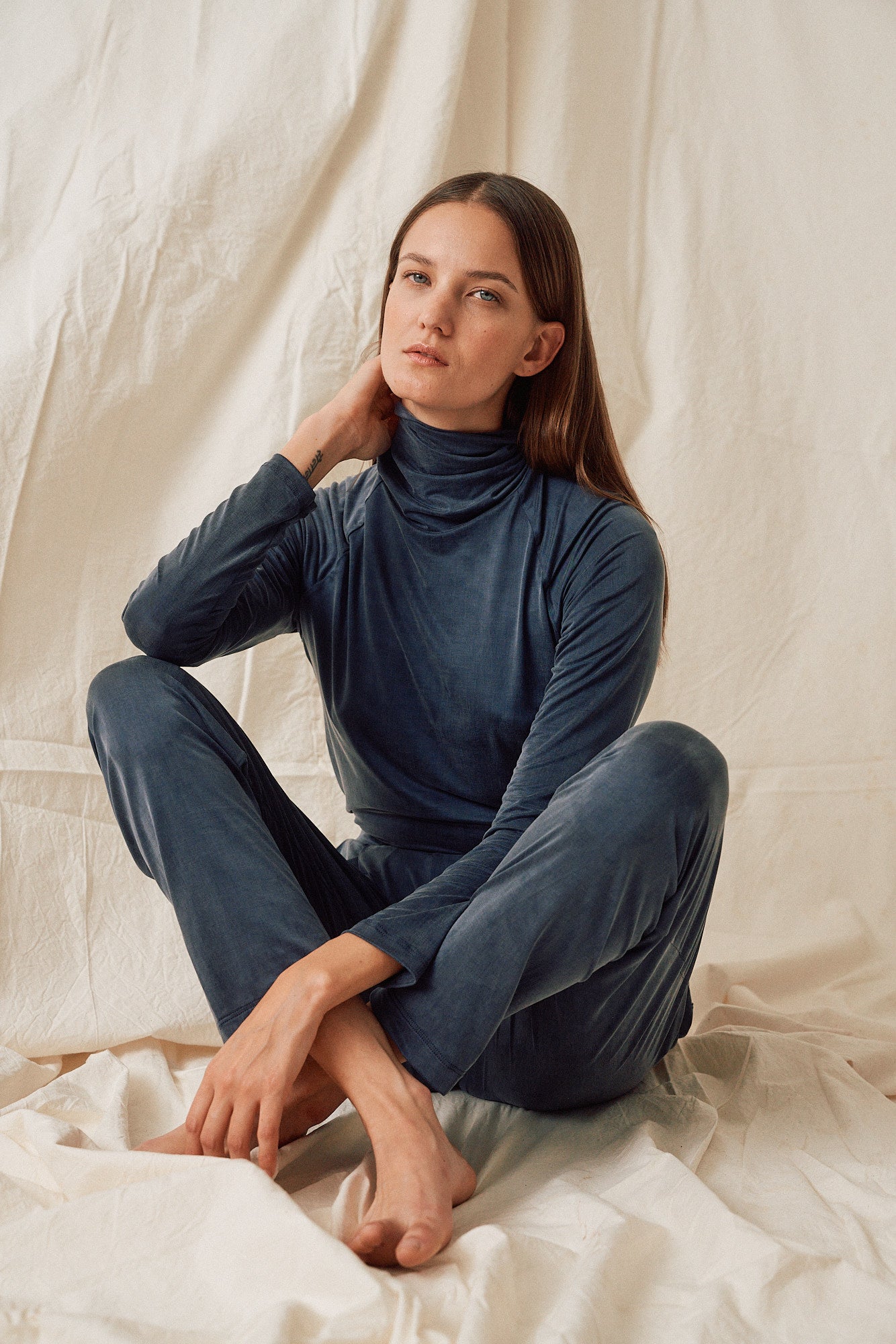 Pull col roulé en cupro bleu foncé confectionné en cupro par MOYA KALA