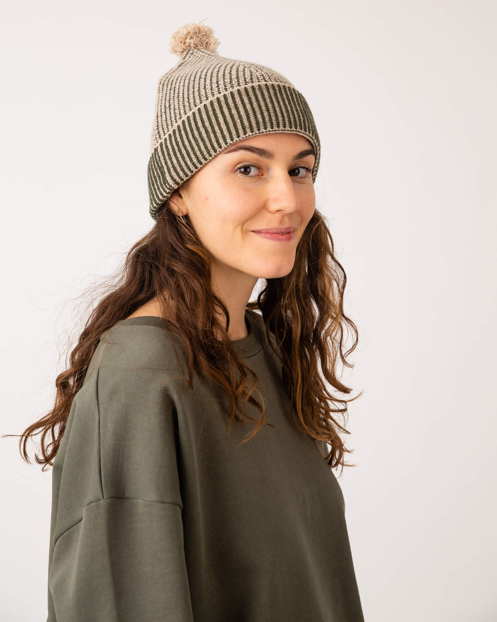 Grüne Pom Pom Mütze green aus recycelter Wolle von Matona