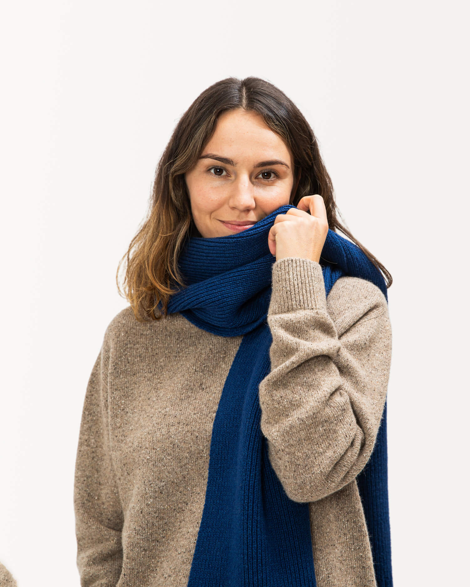 Écharpe tricotée bleu foncé en coton biologique et laine mérinos de Matona