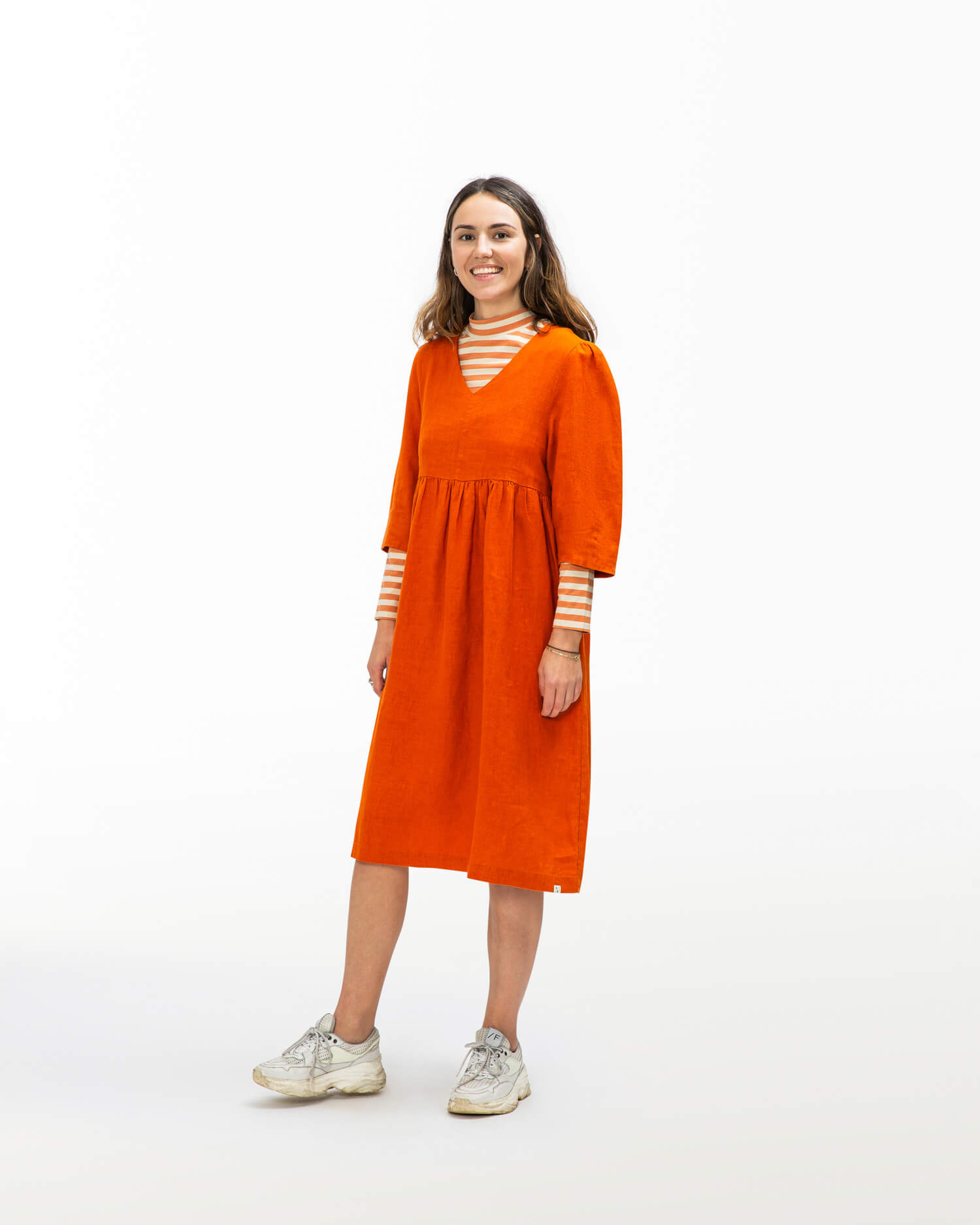 Rotes V-Auschnitt Kleid aus Leinen von Matona