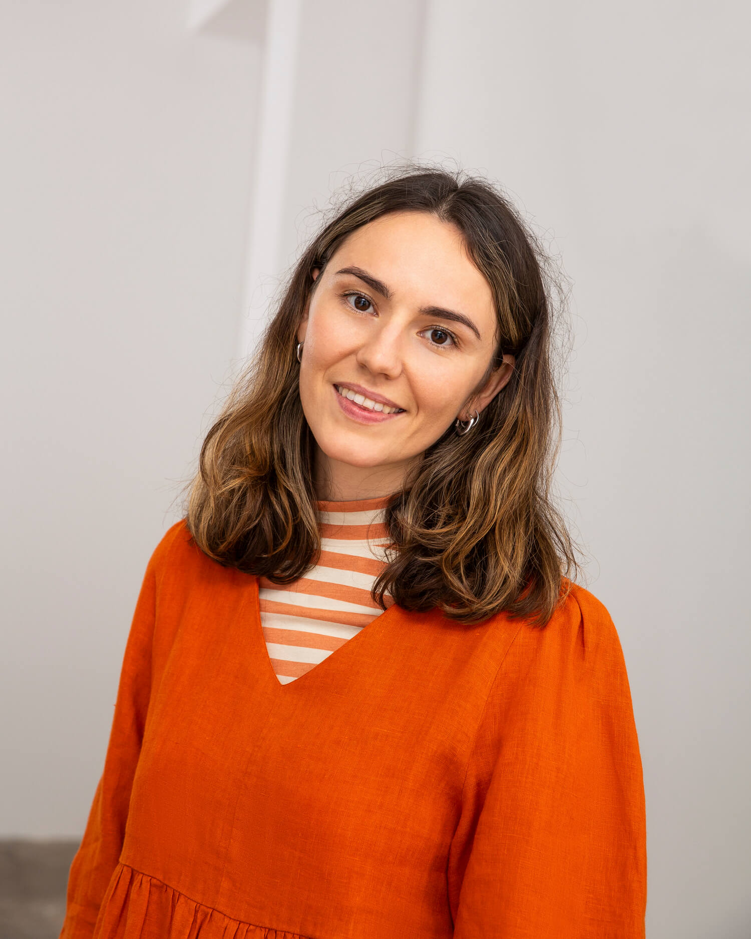 Rotes V-Auschnitt Kleid aus Leinen von Matona