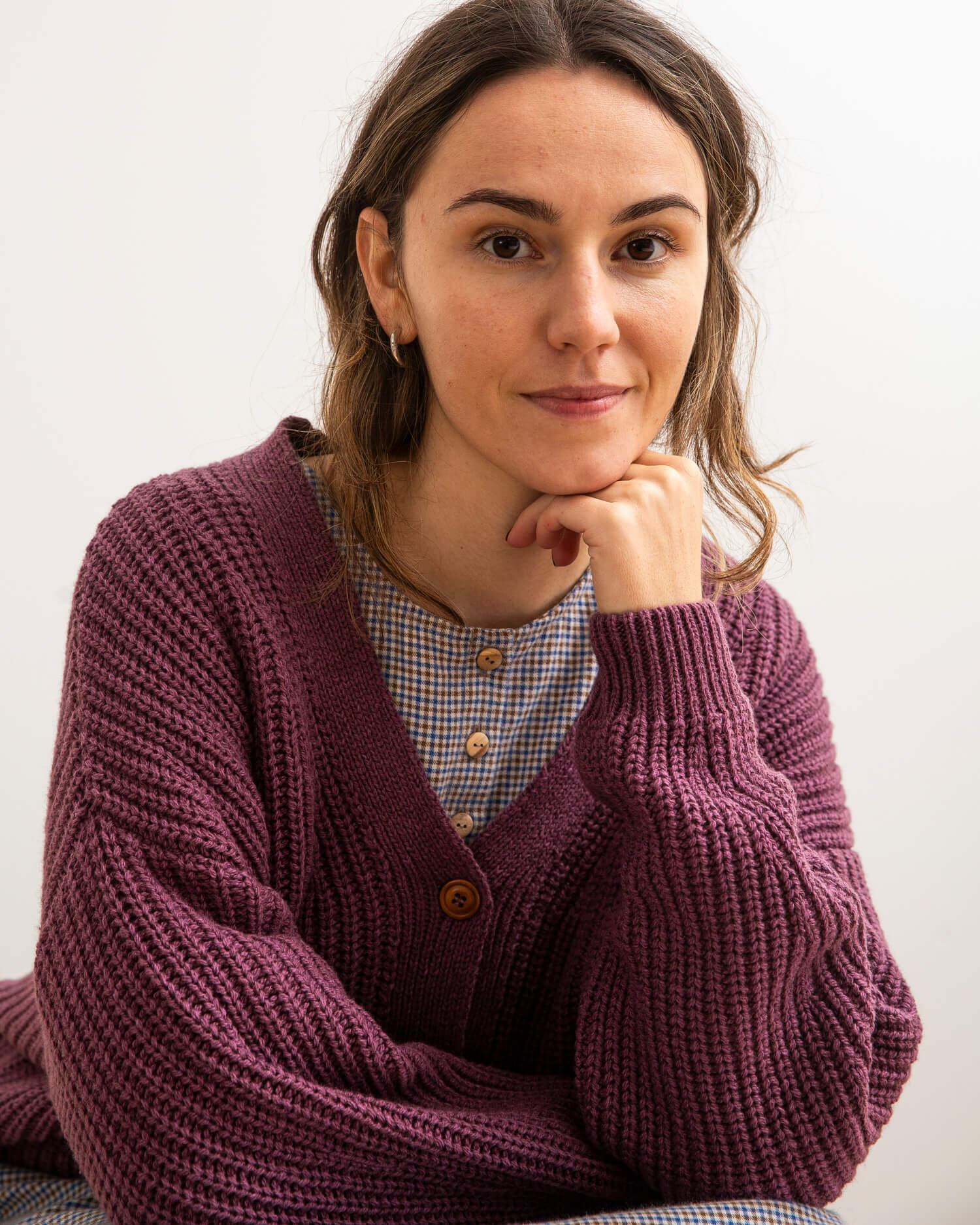 Cardigan rouge foncé en coton biologique et laine mérinos de Matona