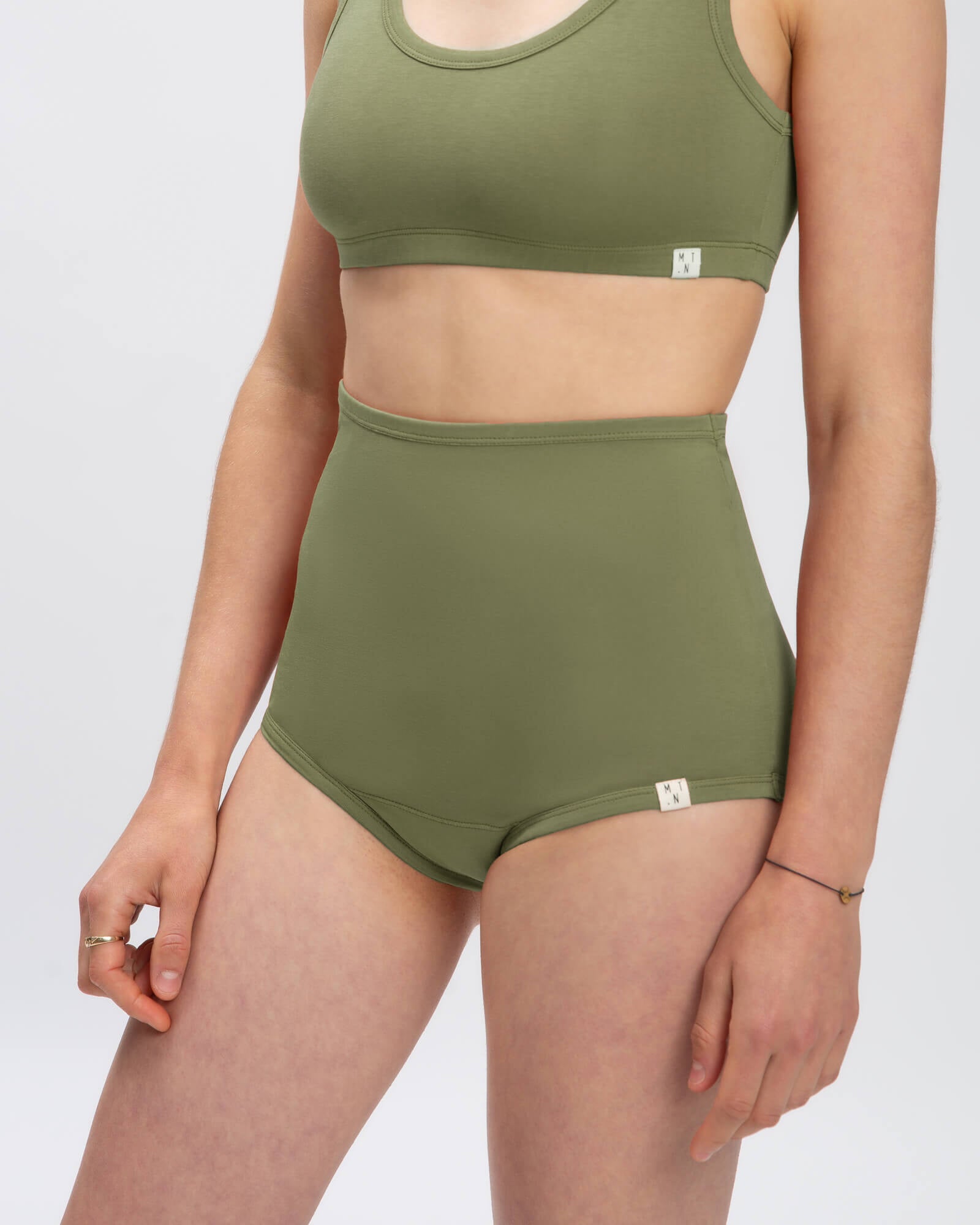 Sous-vêtements basiques vert olive en coton 100 % biologique de la marque Matona