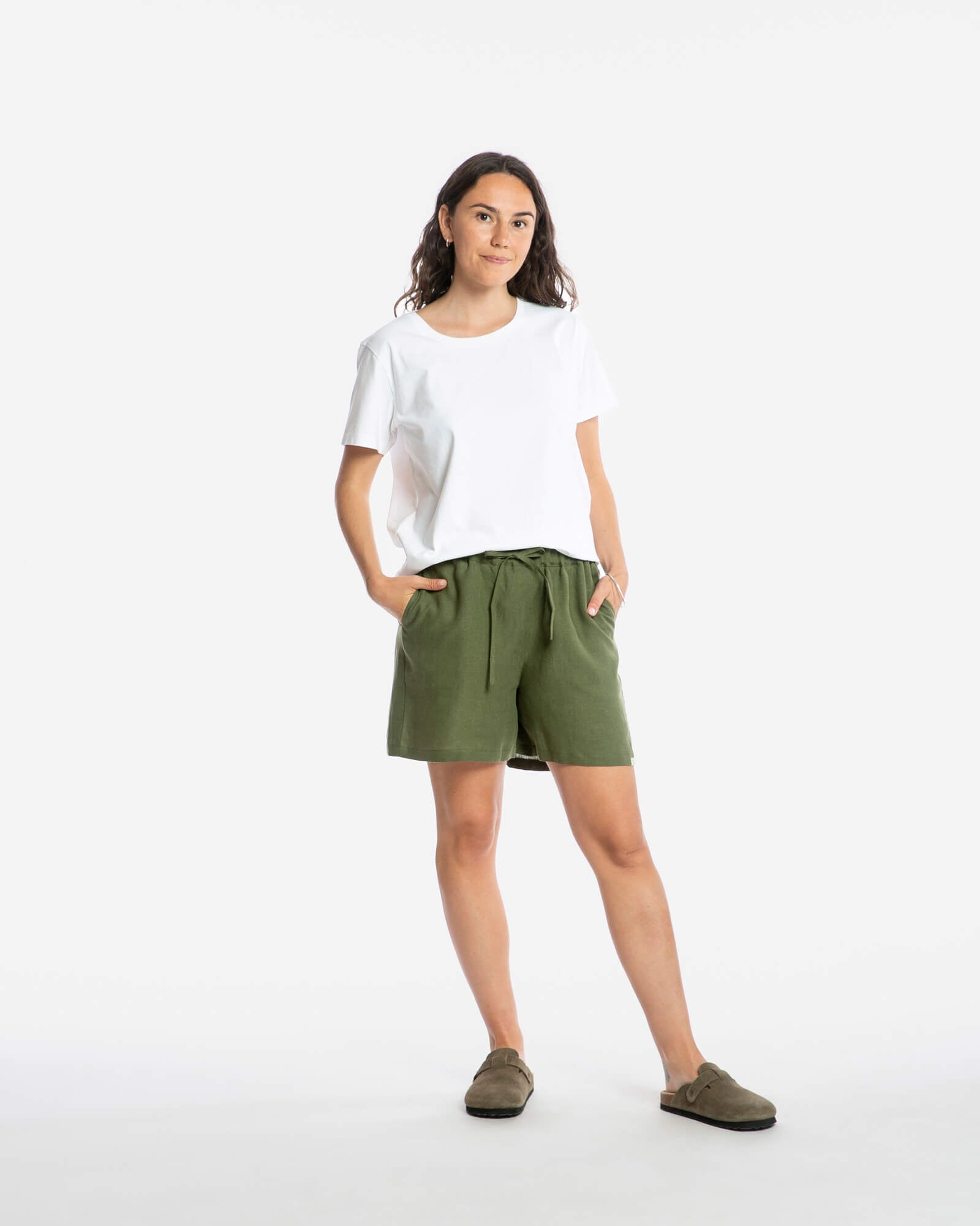 Olivegrüne Shorts Simple aus 100% Leinen von Matona