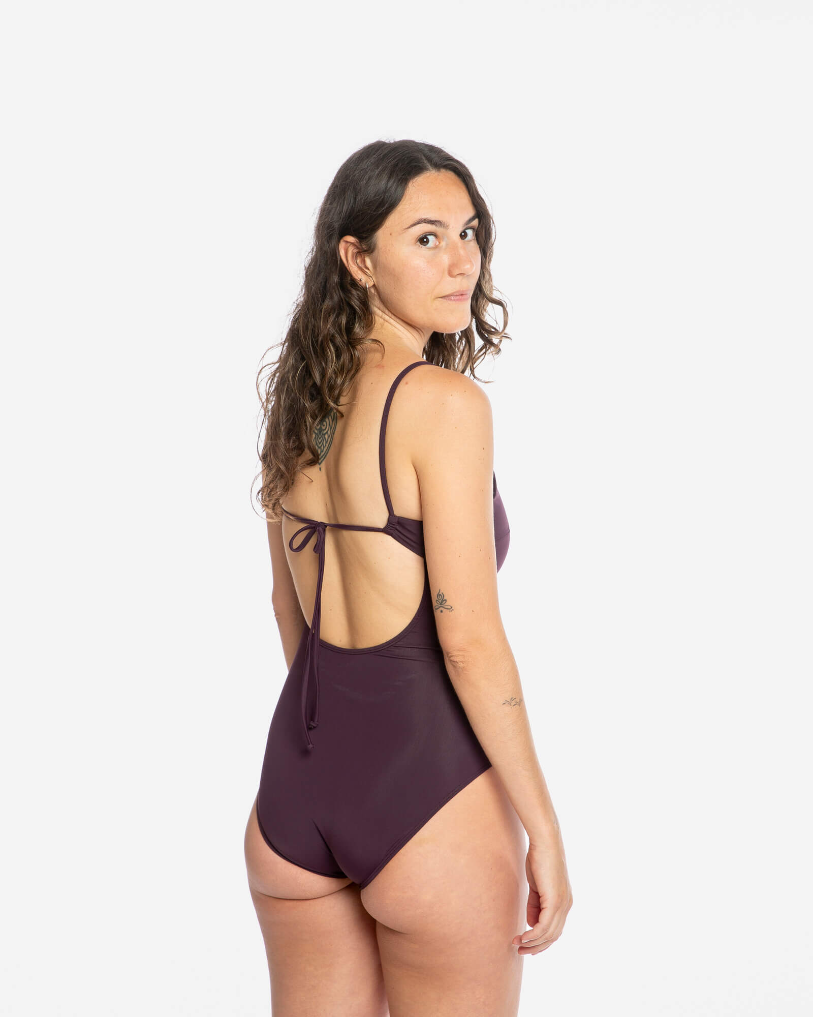 Maillot de bain violet foncé à col en V, confectionné en Econyl durable par Matona.