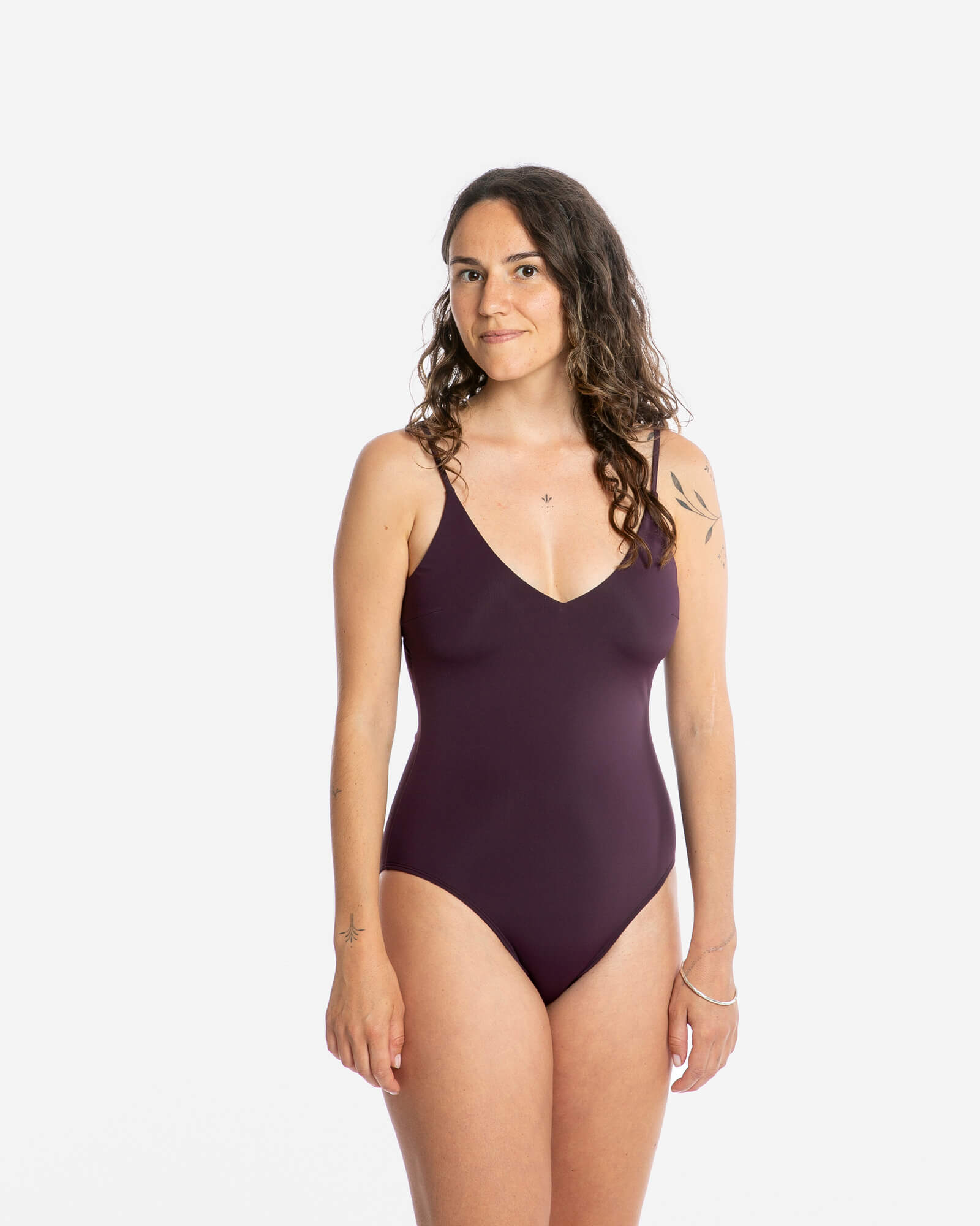 Maillot de bain violet foncé à col en V, confectionné en Econyl durable par Matona.
