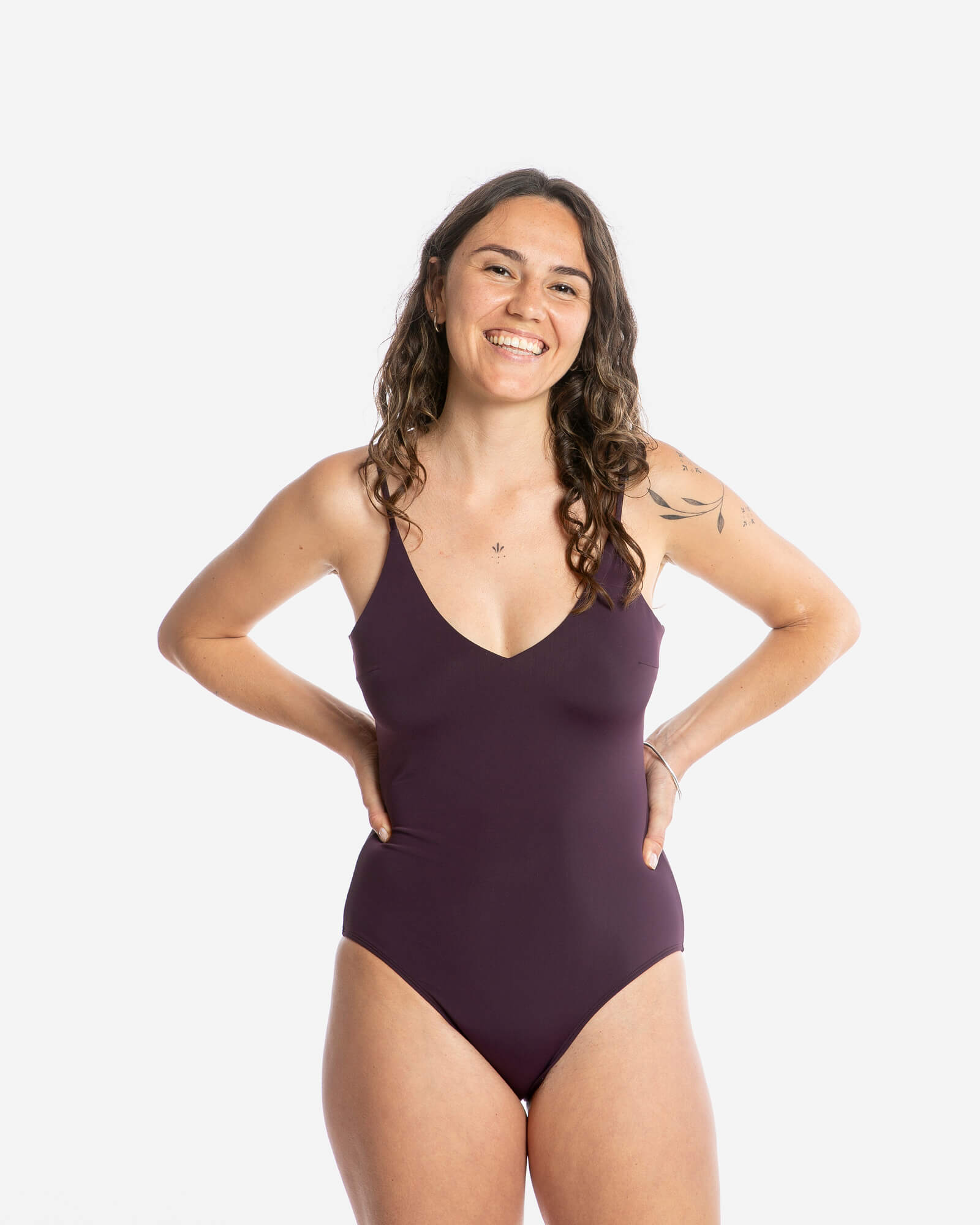 Maillot de bain violet foncé à col en V, confectionné en Econyl durable par Matona.