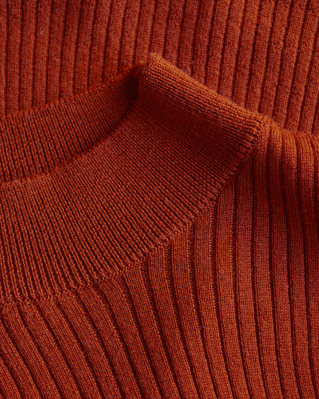 Red knit top made of merino wool by Rotholz