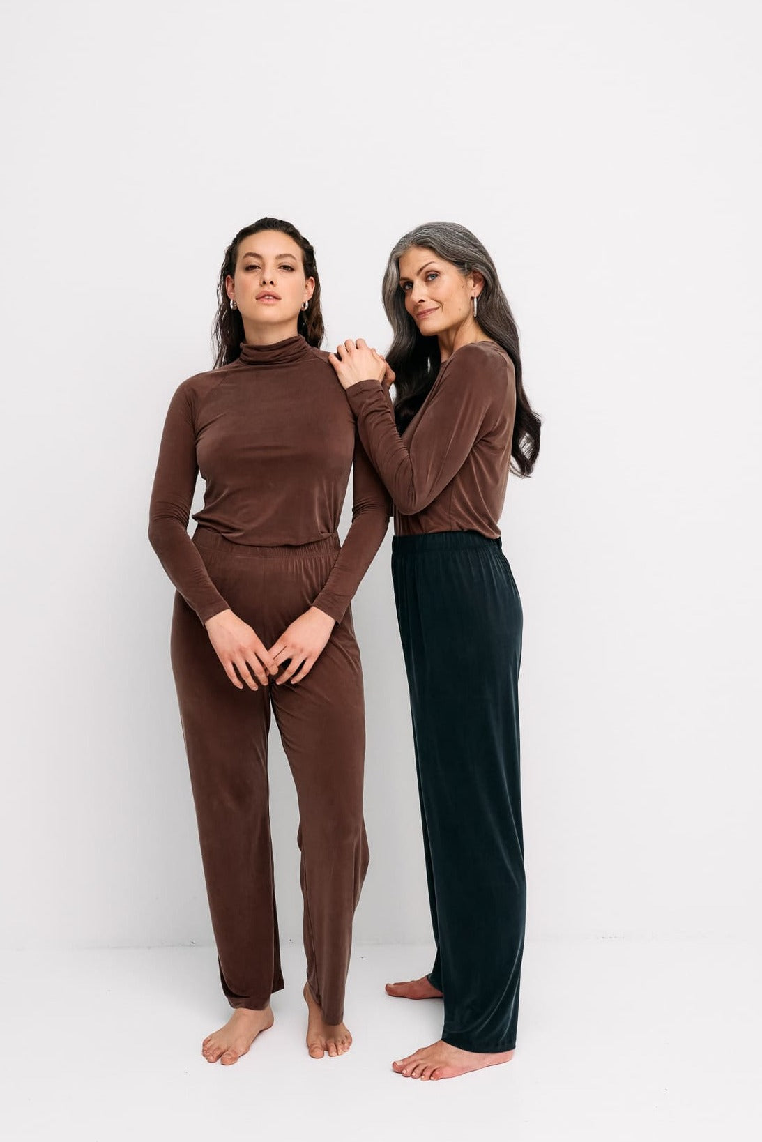 Pantalon taille haute noir en cupro par MOYA KALA
