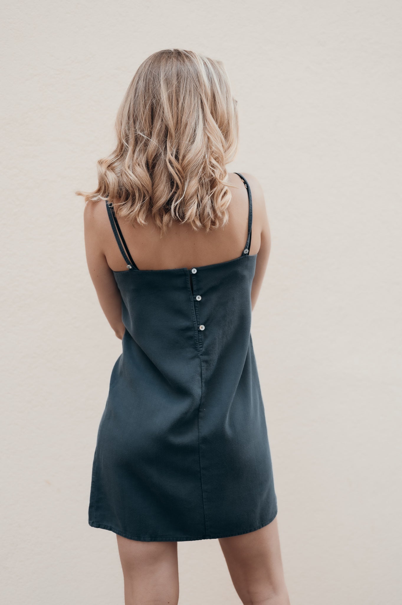Robe bleu foncé MARINA en 100% Tencel de PURA Clothing