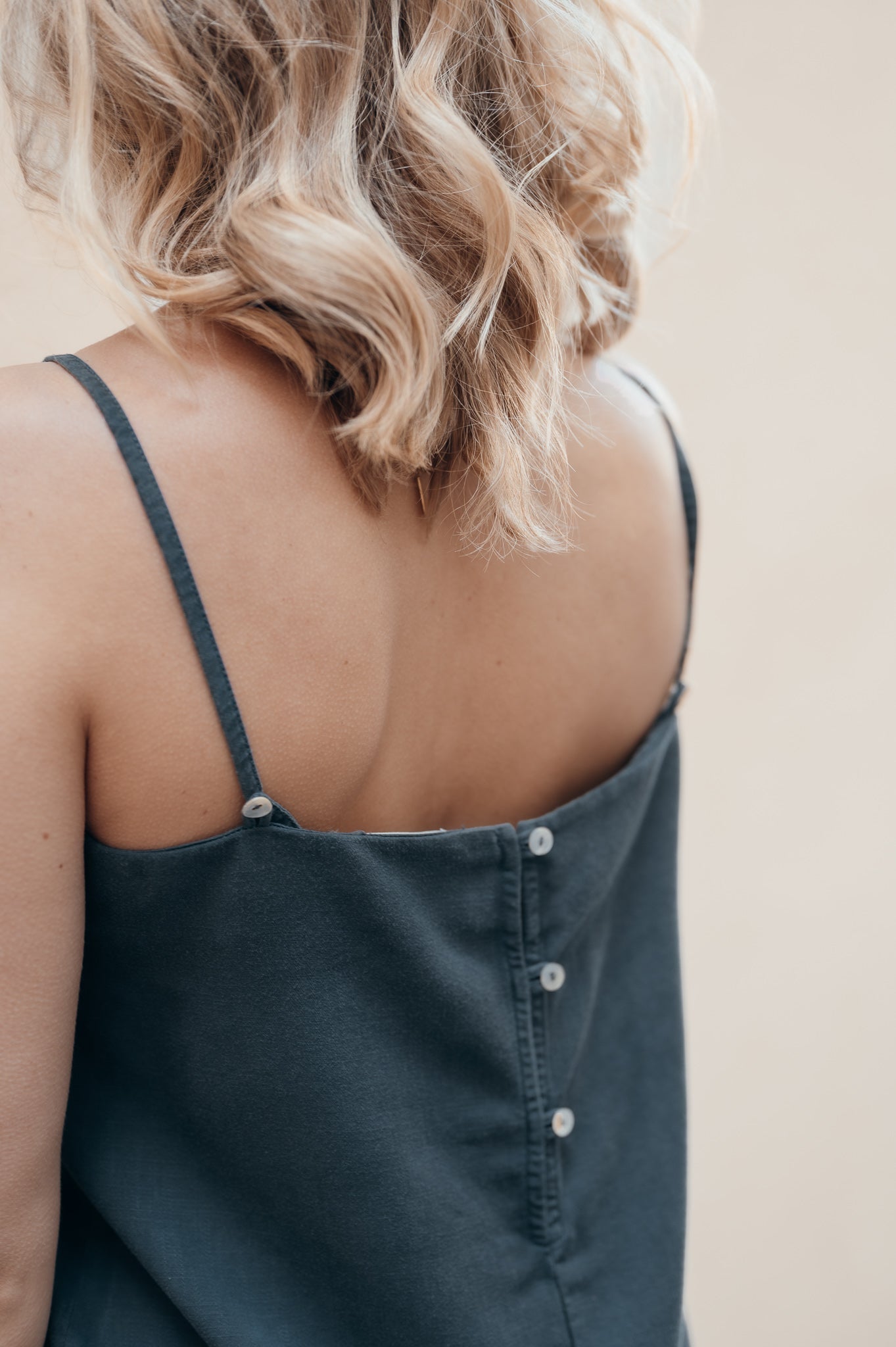 Robe bleu foncé MARINA en 100% Tencel de PURA Clothing