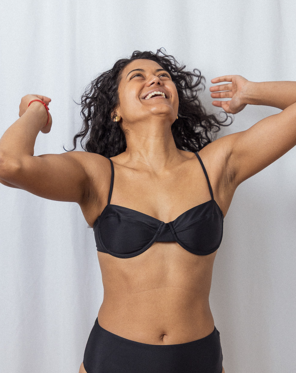 Schwarzes Bikini-Oberteil Pau aus regeneriertem Nylon von Tias & Olives