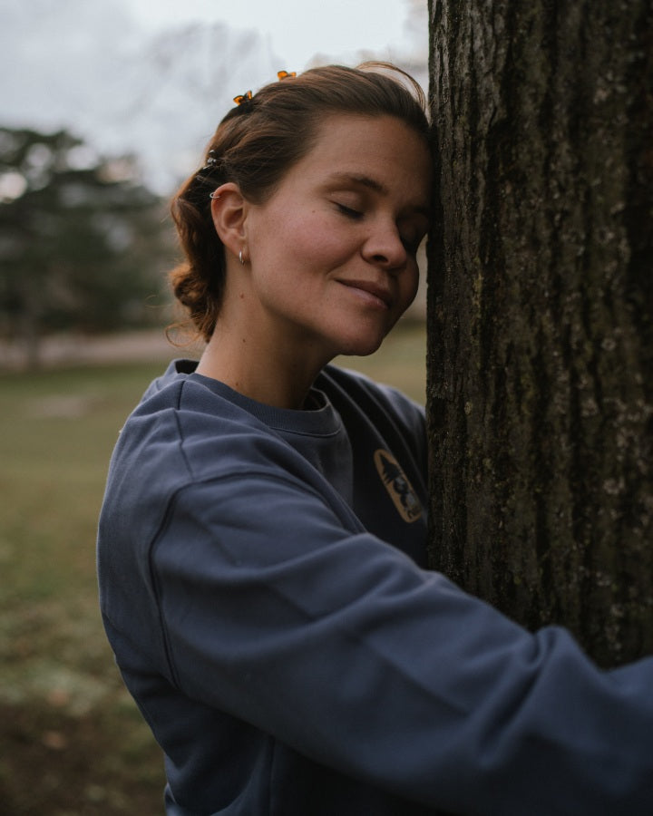 Blaues Sweatshirt Tree Anniversary aus Bio-Baumwolle von Nikin