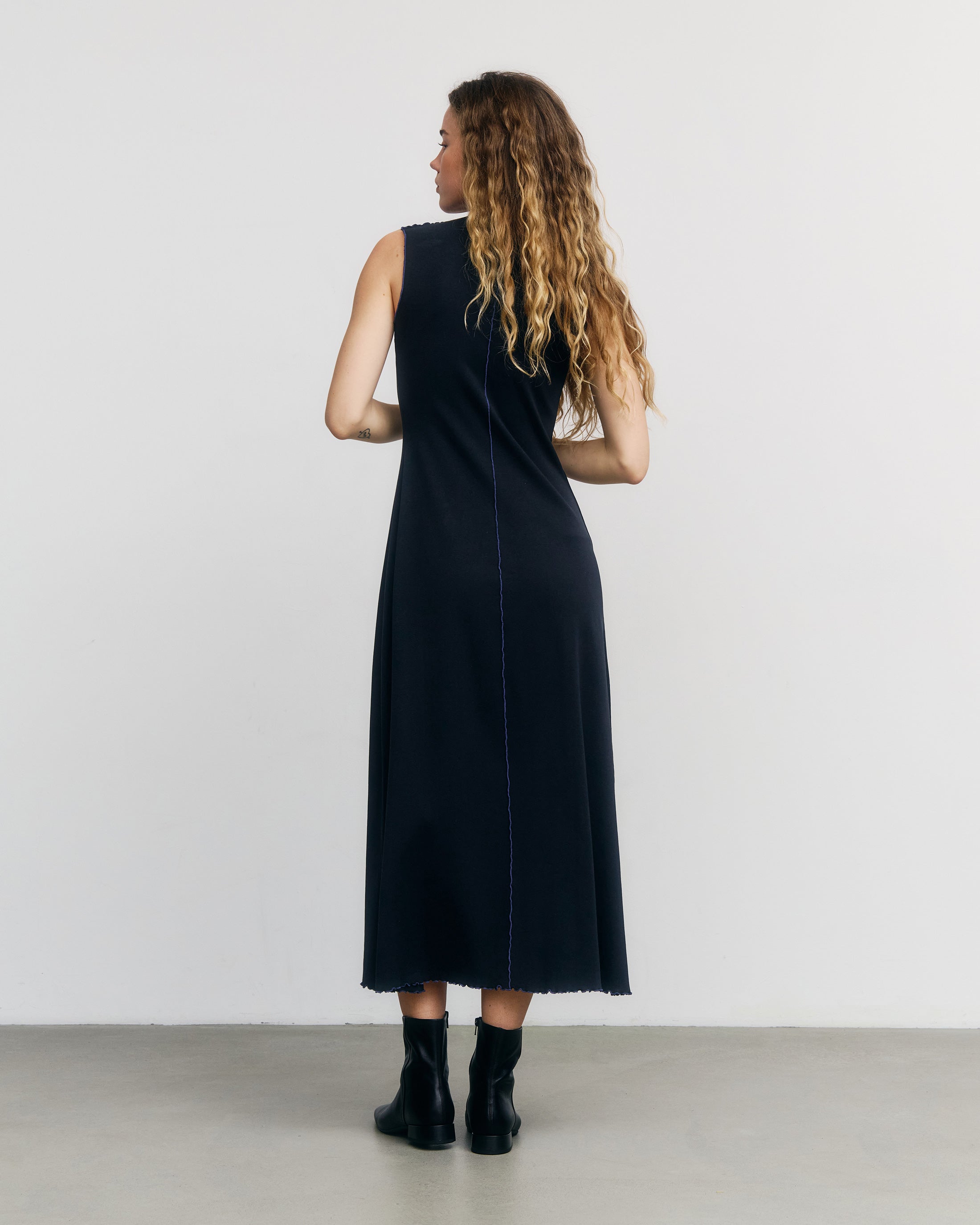 Schwarzes Kleid Pin-Tucked aus Bio-Baumwolle von Rotholz