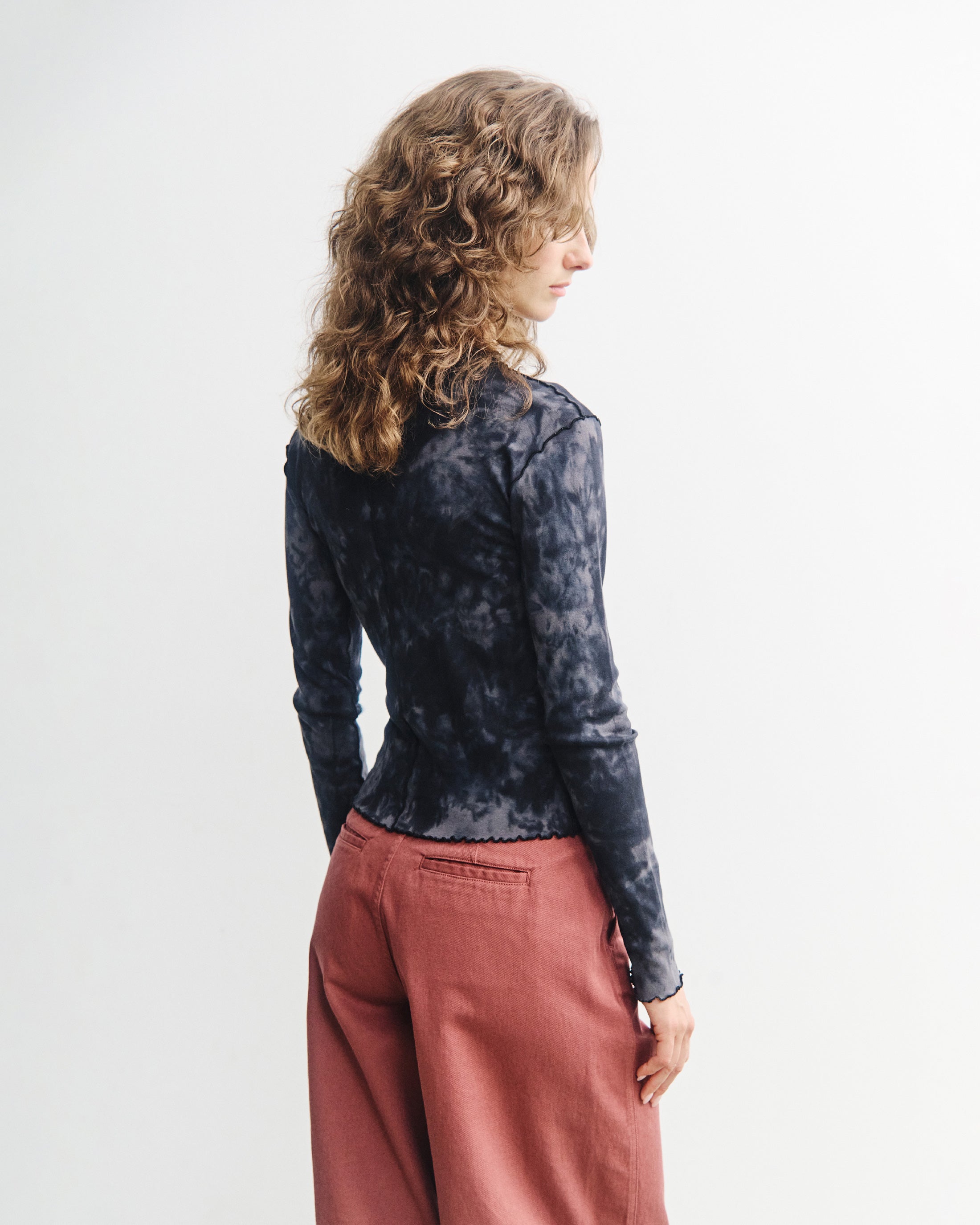 Schwarzes Langarmshirt Pin-Tucked aus Bio-Baumwolle von Rotholz