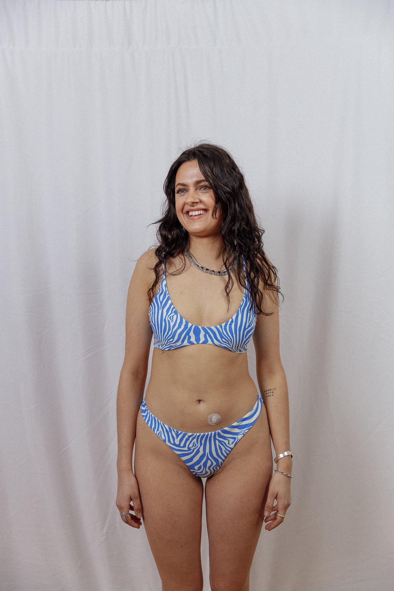 Bralette bikini top Pablo - blue zebra aus Econyl von Tías & Olives