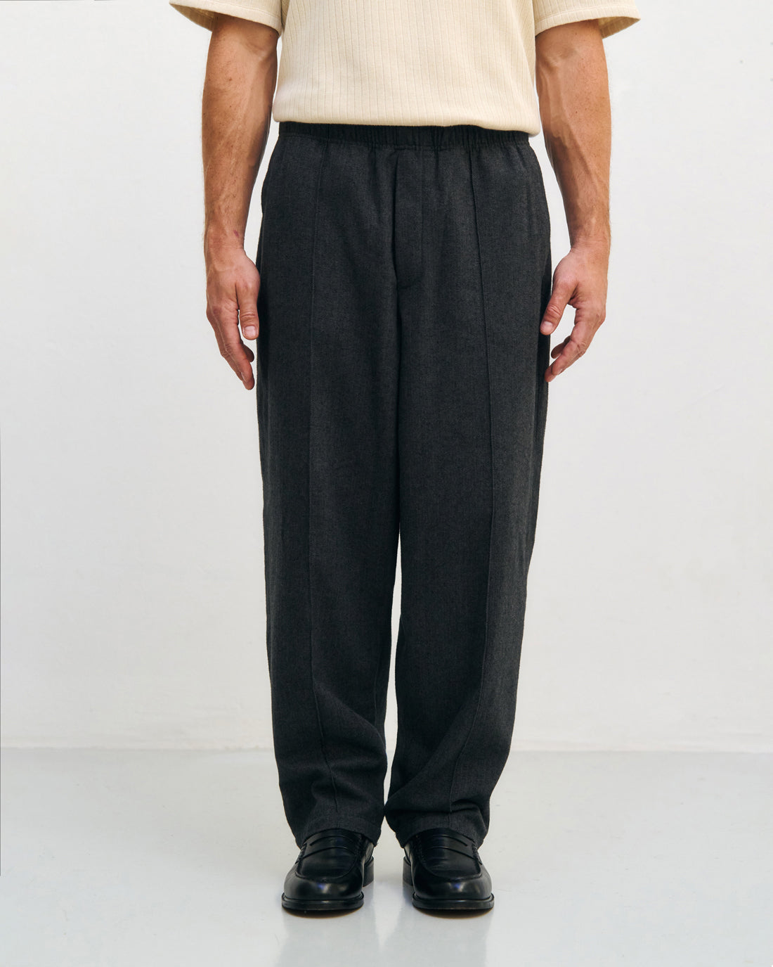 Graue Weite Bundfaltenhose Herringbone aus 100% Bio-Baumwolle