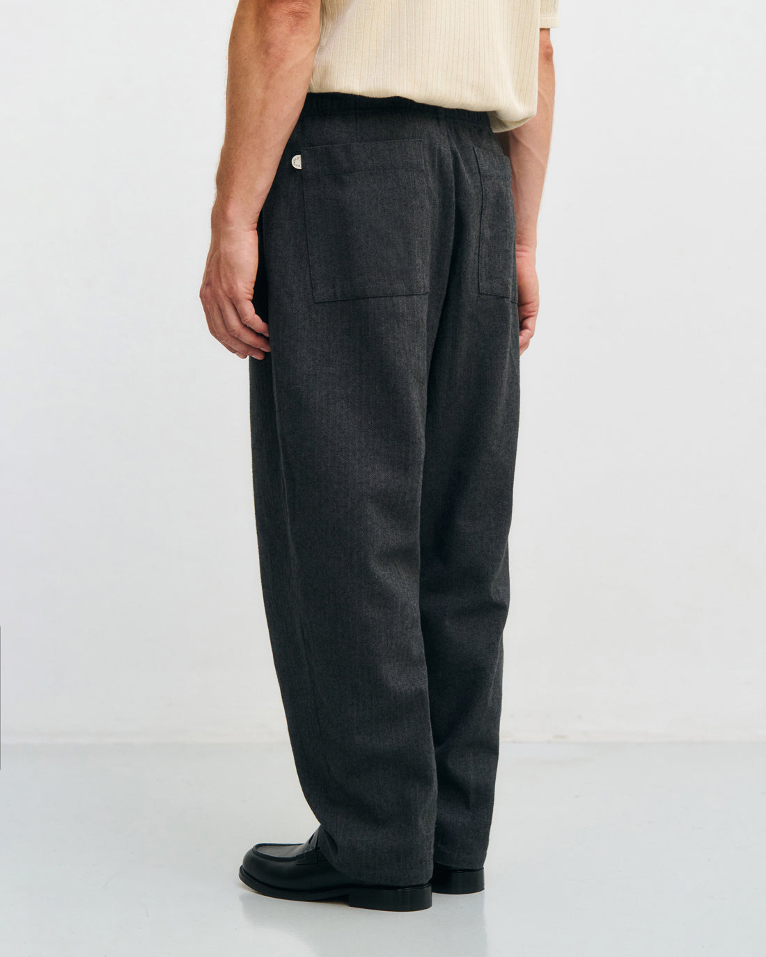 Graue Weite Bundfaltenhose Herringbone aus 100% Bio-Baumwolle