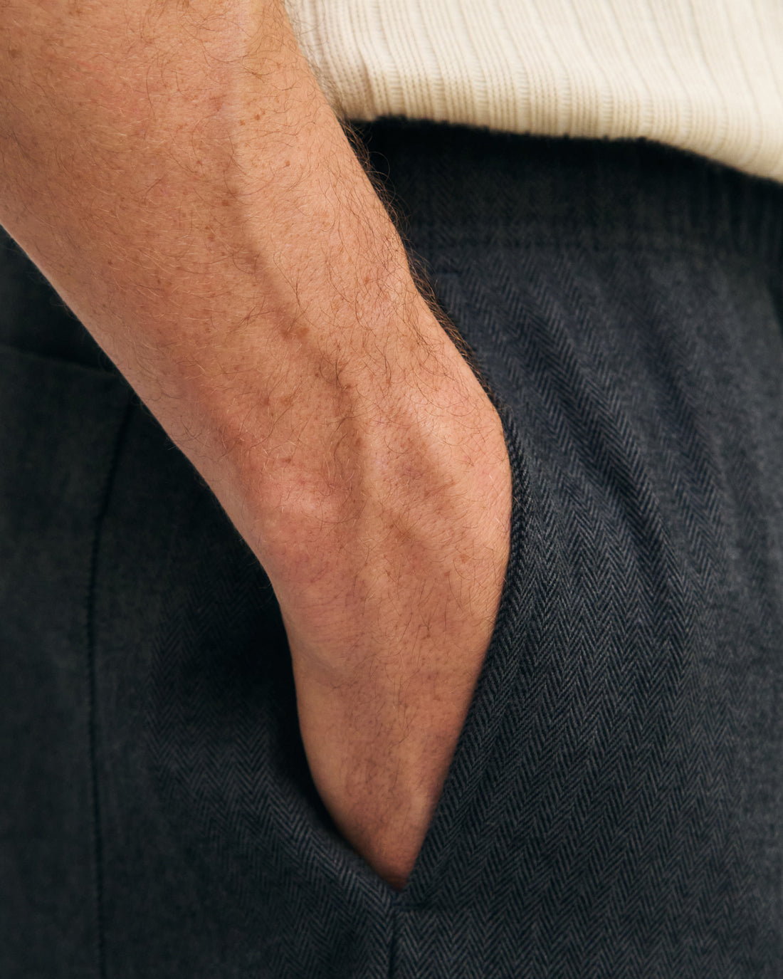 Graue Weite Bundfaltenhose Herringbone aus 100% Bio-Baumwolle