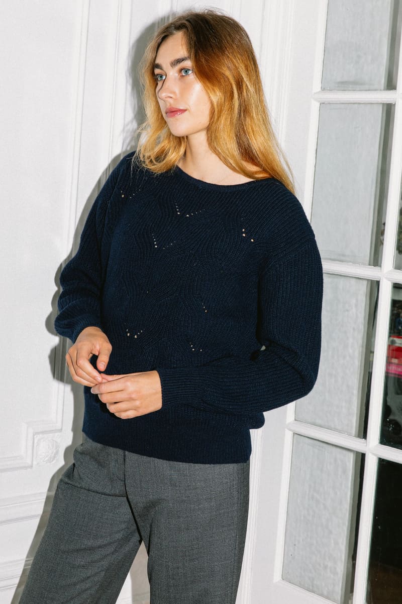 Pull femme en laine mérinos marine, éthique et confortable, col évasé