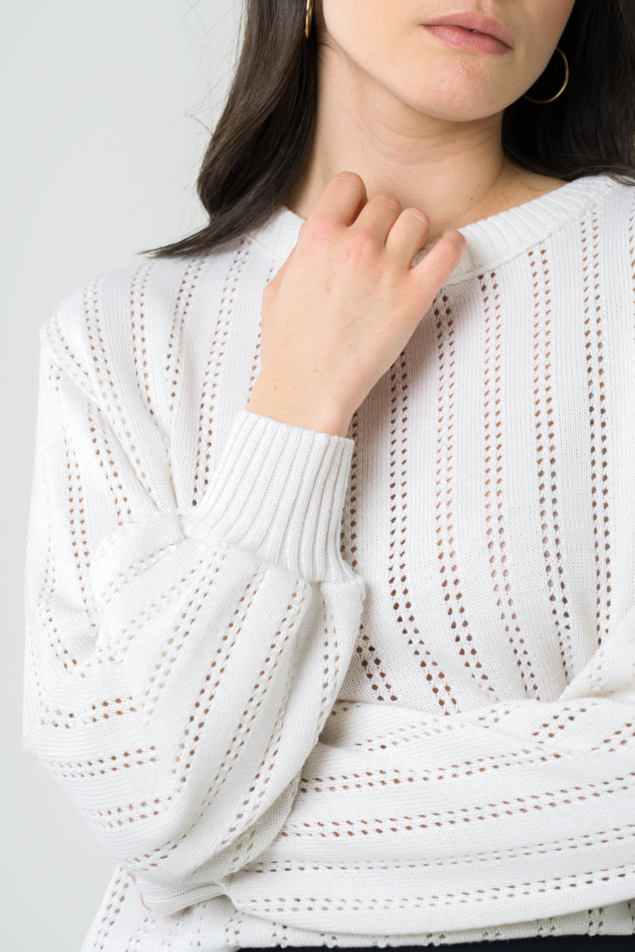 Pull écru en laine muelsing free, fabrication française éthique, doux au toucher et parfait pour un look intemporel et responsable.