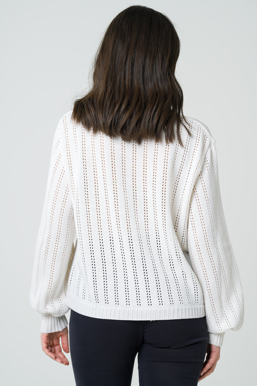 Pull en laine écru muelsing free, fabriqué en France, alliant douceur, chaleur et éthique pour une pièce essentielle et durable dans votre garde-robe.
