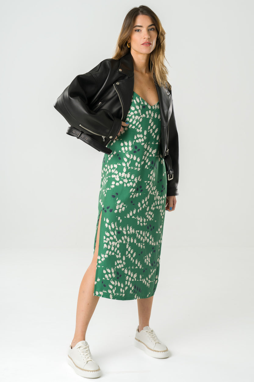 Robe mi-longue à bretelles en Tencel vert imprimé, éco-responsable et fabriquée en France pour une mode éthique.Robe mi-longue à bretelles en Tencel vert imprimé, éco-responsable et fabriquée en France pour une mode éthique.