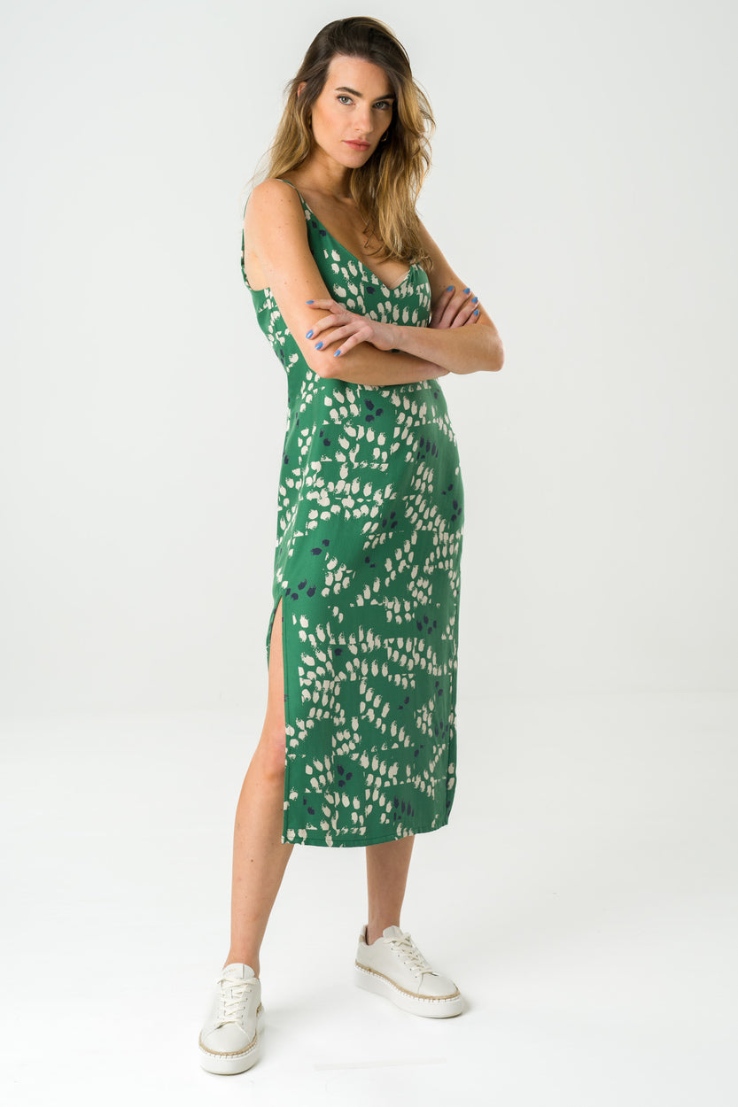 Robe verte imprimée en Tencel, éco-responsable et fabriquée en France, avec une coupe fluide et féminine.
