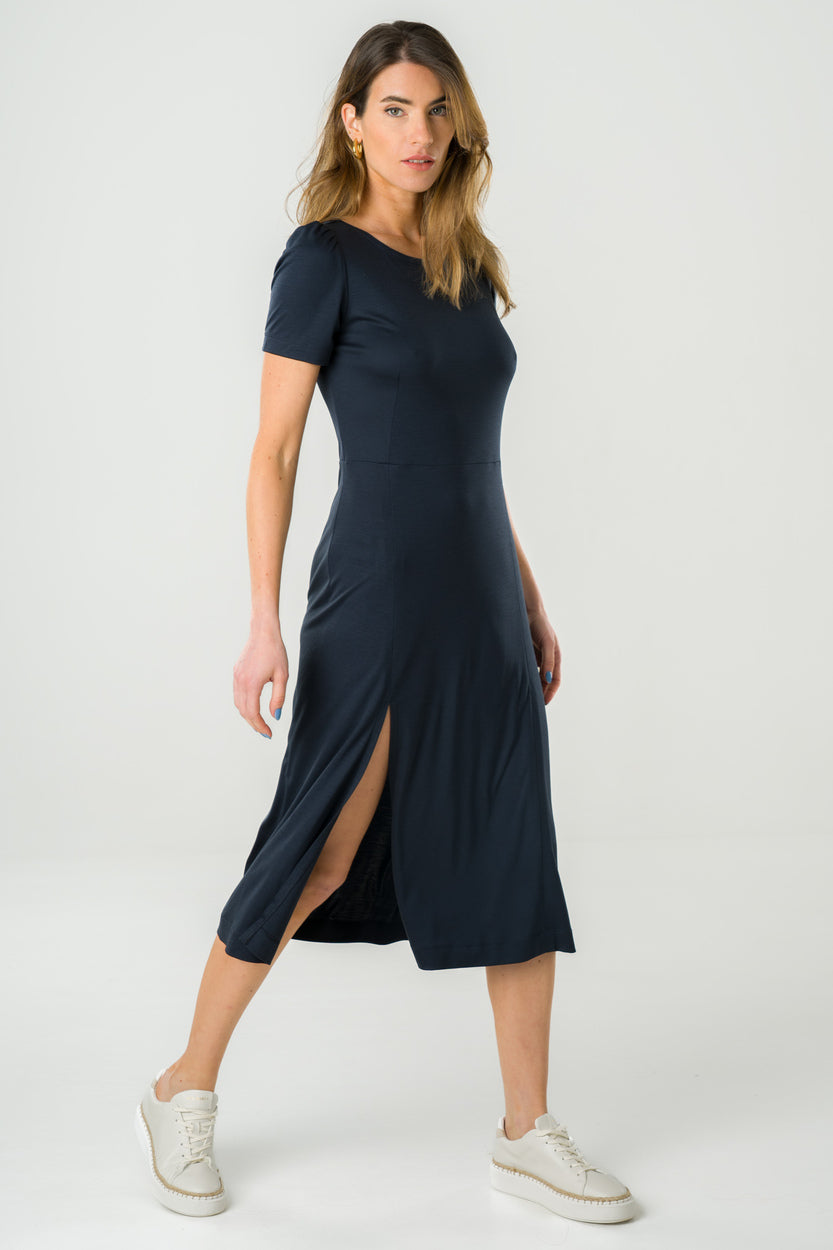 Robe mi-longue marine en Tencel éthique, avec manches courtes, alliant confort, élégance et fabrication française.