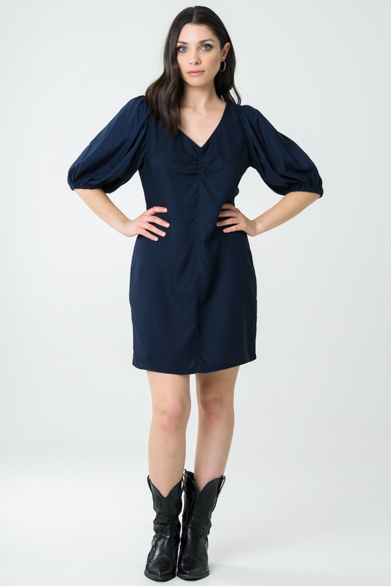 Robe marine à manches courtes en viscose Ecovero, fabriquée en France dans une démarche éthique, offrant confort et style avec un tissu éco-responsable de qualité.