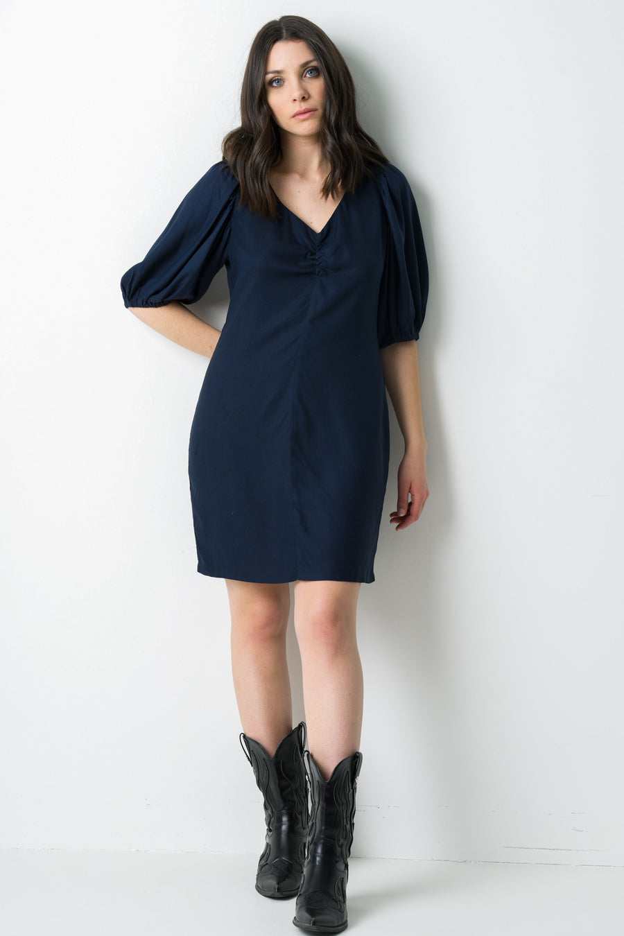 Robe bleu marine à manches ballon en viscose ECOVERO, élégante et écoresponsable