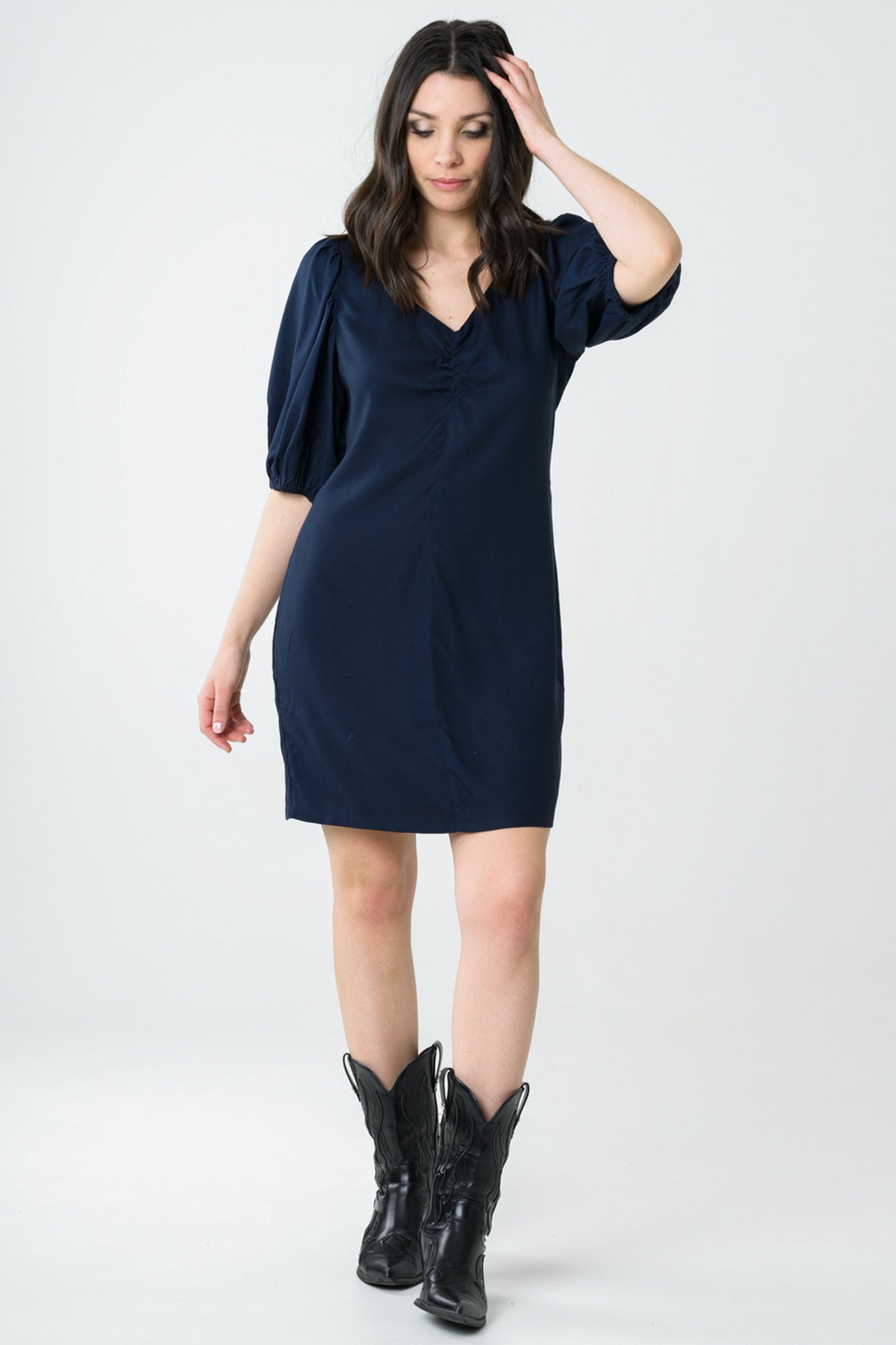Robe marine à manches courtes en viscose Ecovero, fabrication française éthique, alliant confort, légèreté et durabilité pour une allure chic et éco-responsable.