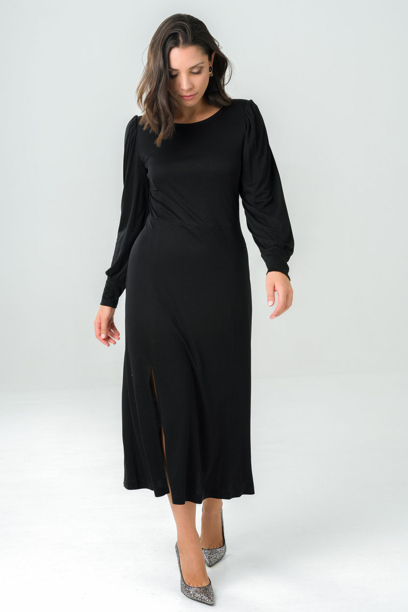 Robe verte mi-longue, manches longues et détails froncés aux épaules, conçue en France avec des matériaux durables et responsables.