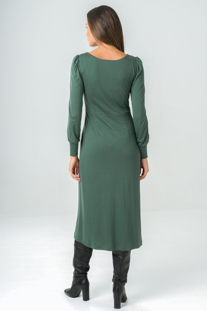 Robe mi-longue verte à manches longues et épaules froncées, éco-responsable et fabriquée en France pour une mode éthique et élégante