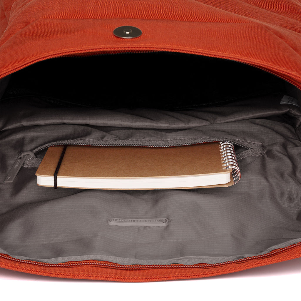 Roter Rucksack Roll Reflective (19l) aus recycelten PET-Plastikflaschen von Lefrik