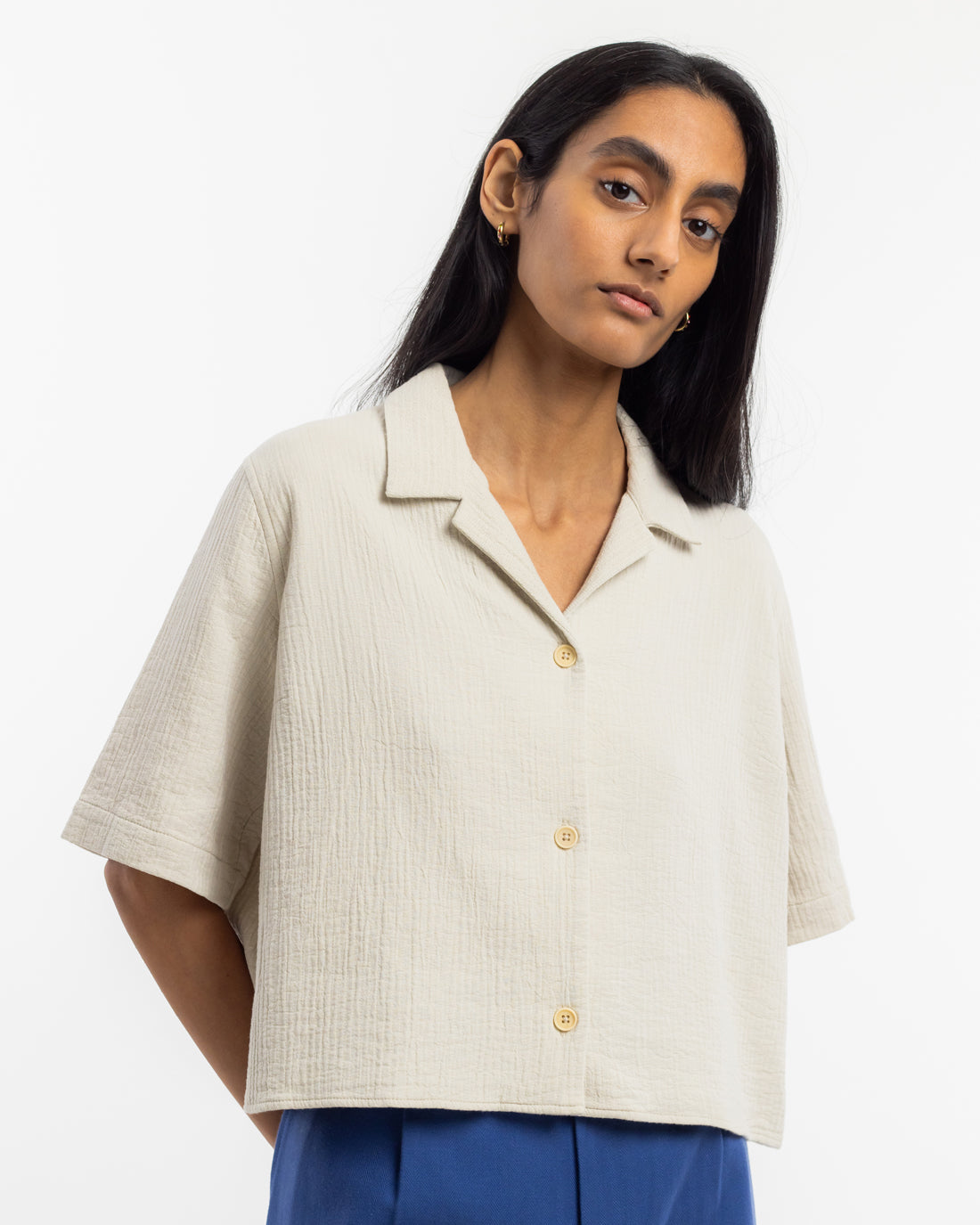 Sand-colored shirt made of 100% organic cotton by Rotholz