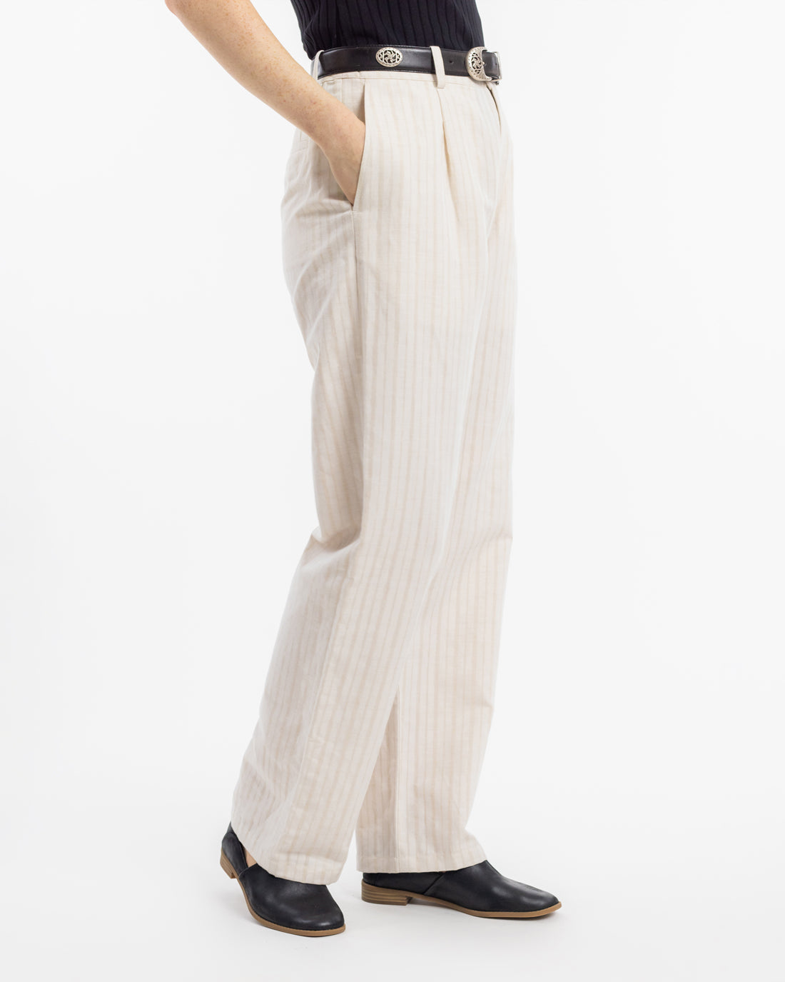Cream-colored high-waisted pants made of organic cotton & linen by Rotholz