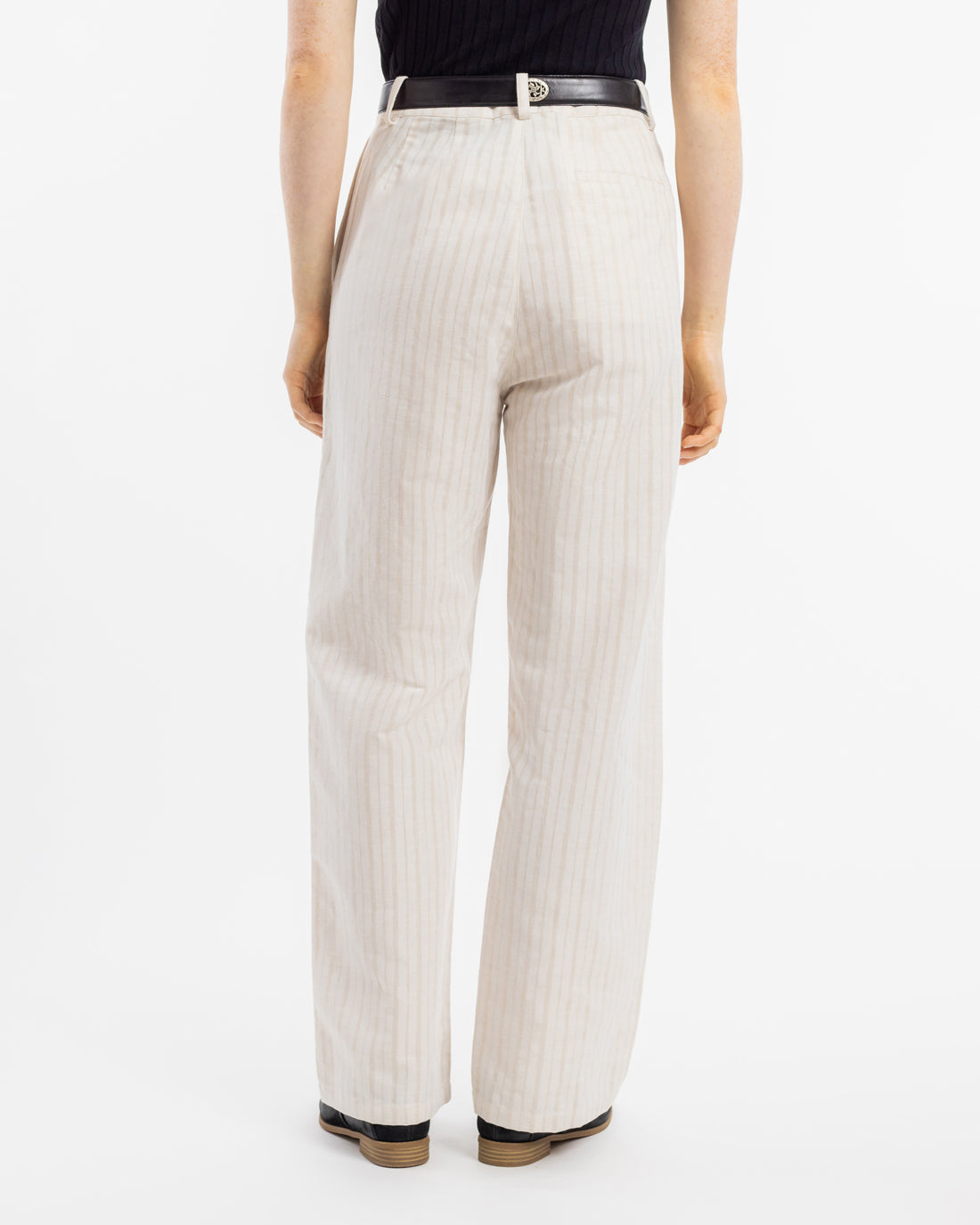 Cream-colored high-waisted pants made of organic cotton & linen by Rotholz