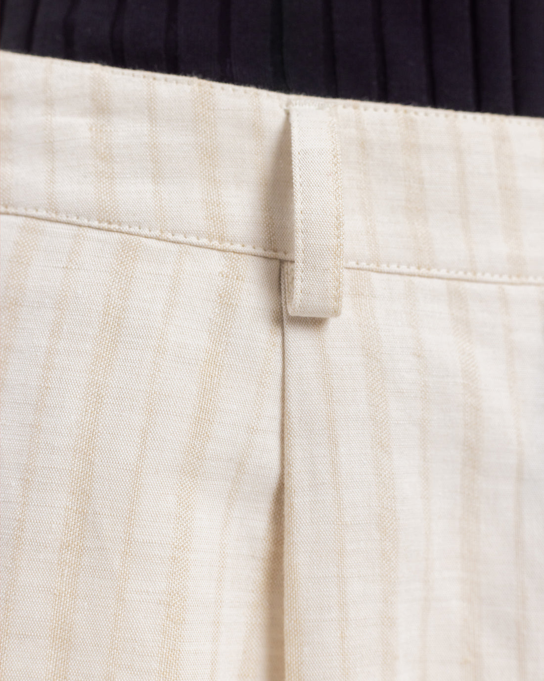 Cream-colored high-waisted pants made of organic cotton & linen by Rotholz