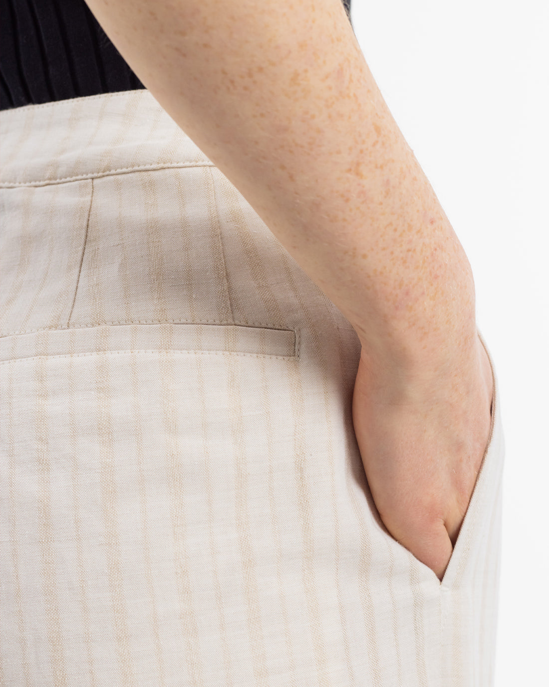 Cream-colored high-waisted pants made of organic cotton & linen by Rotholz