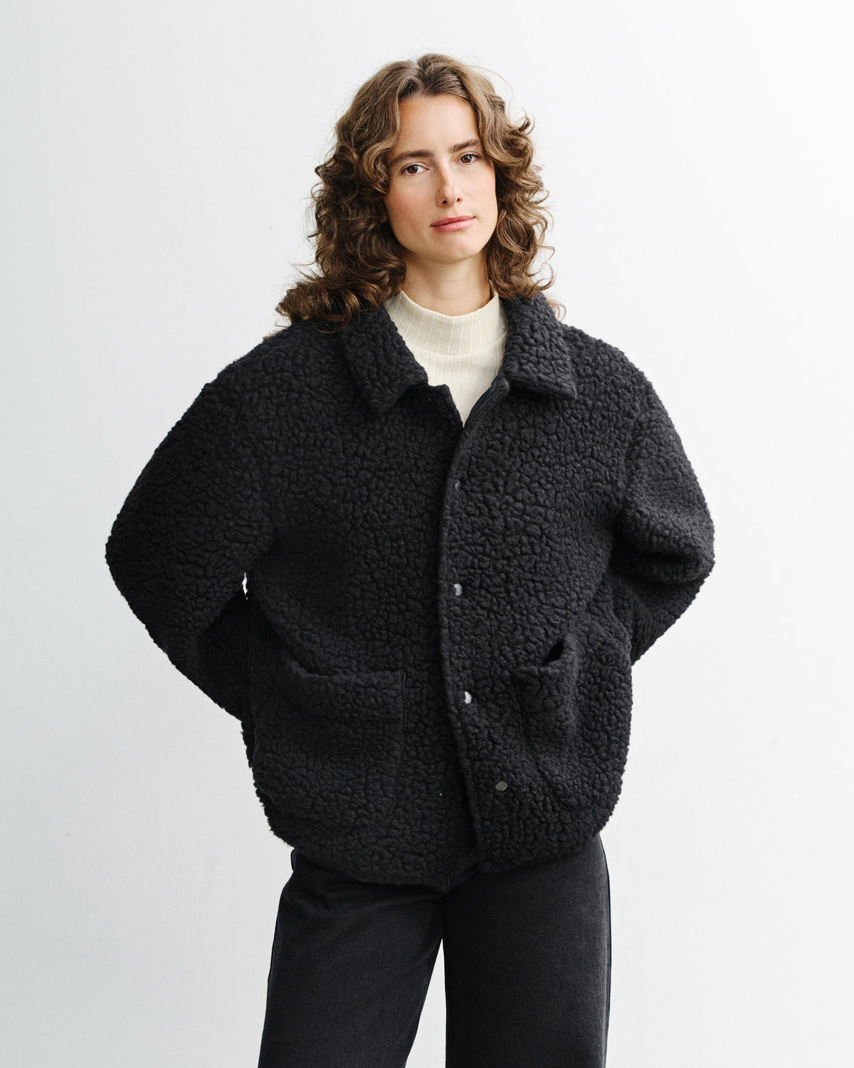 Kuschelige Sherpa Jacke aus Bio Wolle in Schwarz von Rotholz