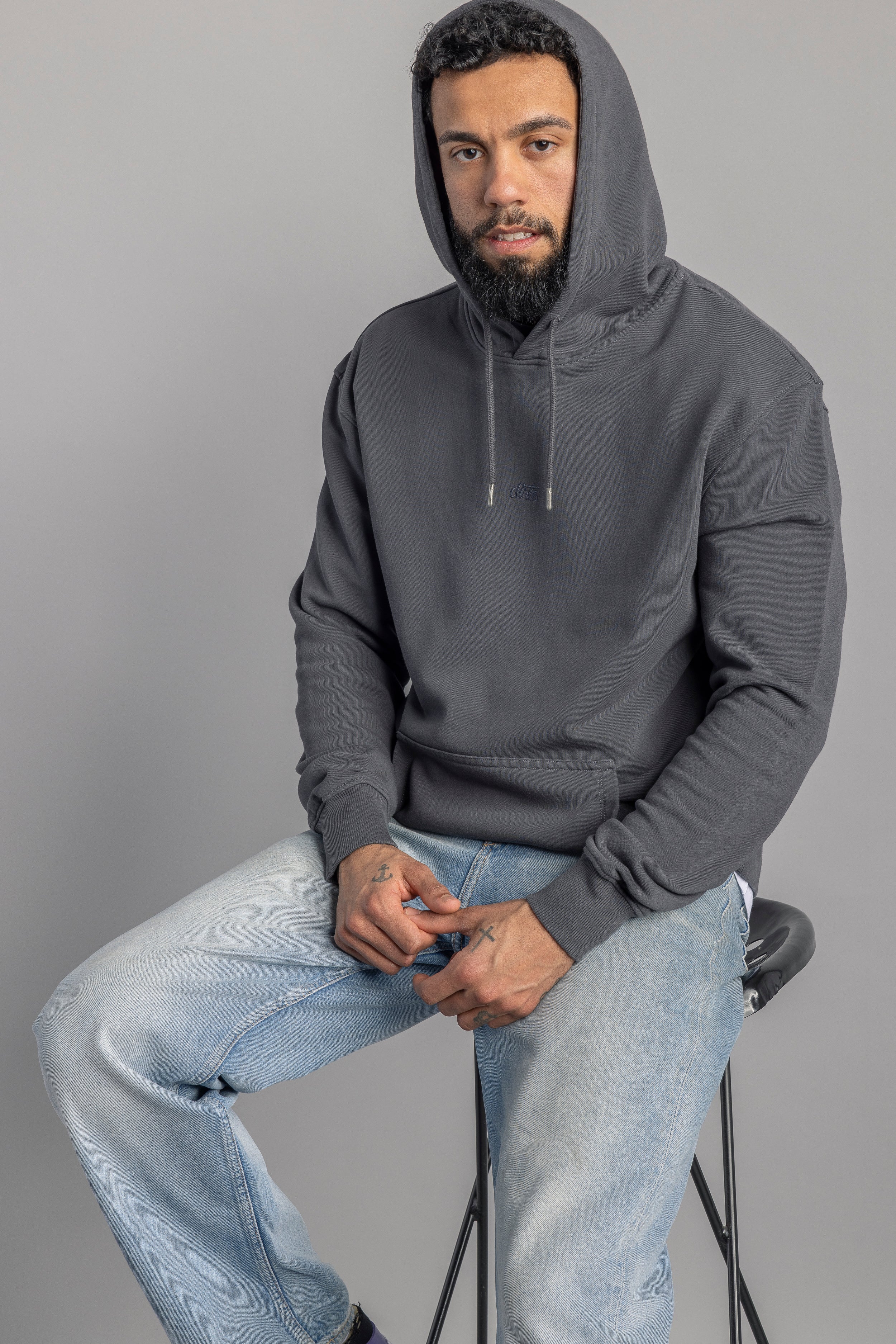 Logo sweat à capuche gris en coton 100% biologique de DIRTS