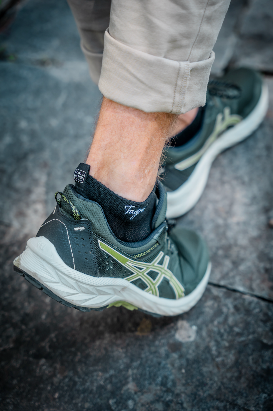 Sneakersocken in schwarz mit edlem weissen Tagtraum Stick, getragen in coolen, grünen Sneaker