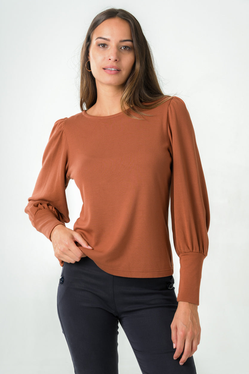 Top marron à manches longues et bouffantes, éco-responsable et fabriqué en France pour une mode éthique.