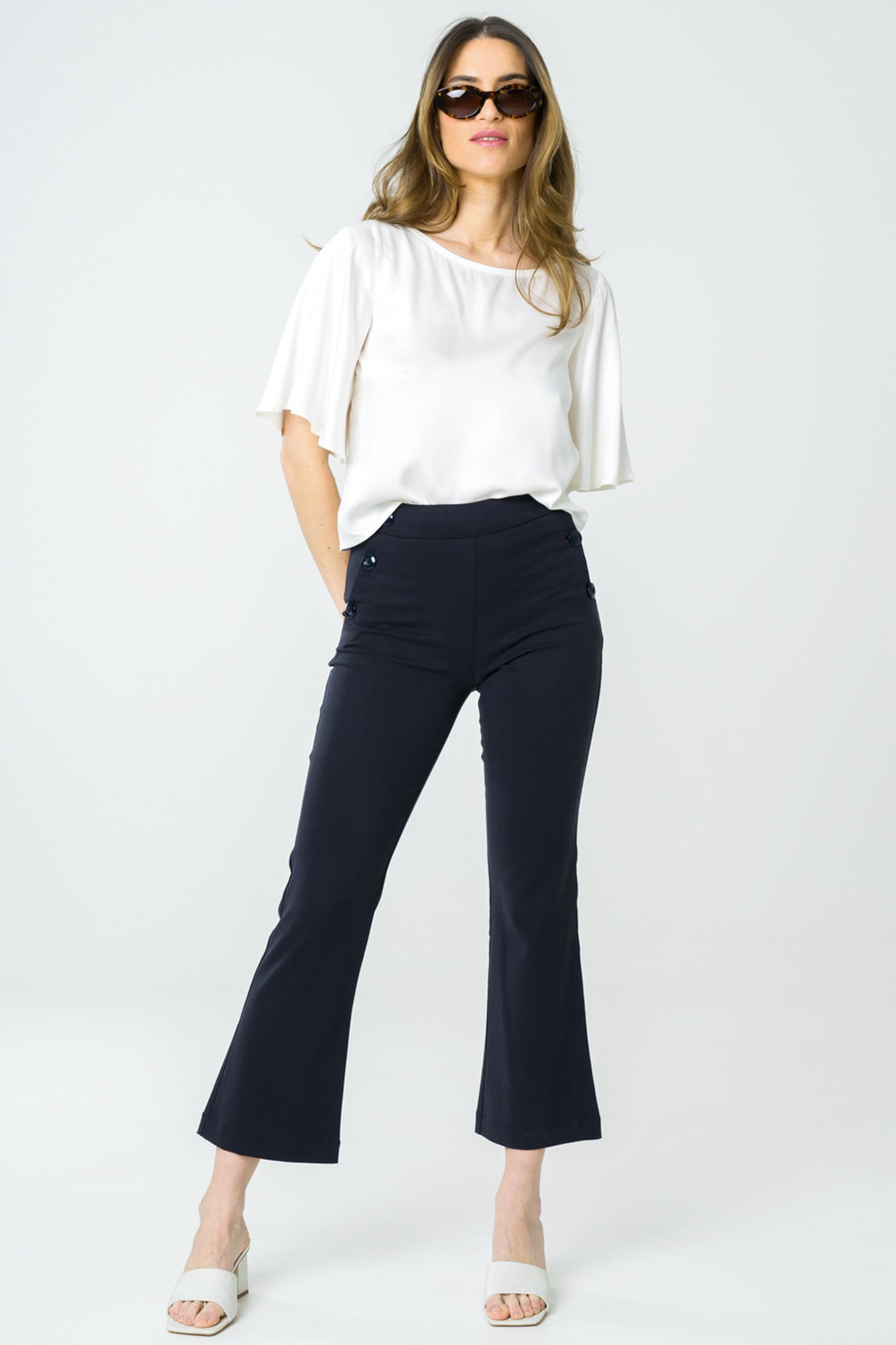 Top satin de tencel écru avec manches amples, fabriqué en France dans une démarche éthique, pour un look moderne et éco-responsable avec une coupe aérienne.