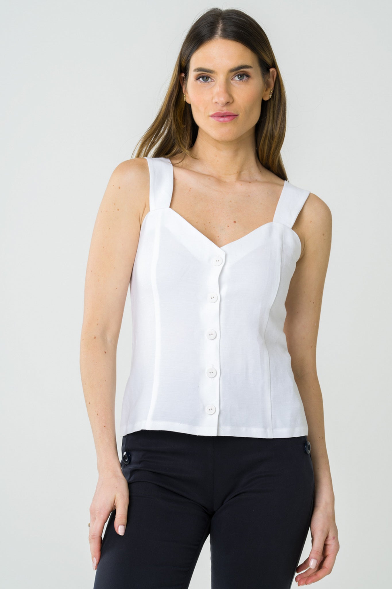 Top blanc boutonné en lin et tencel, fabriqué au Portugal, avec une silhouette simple et intemporelle, alliant légèreté et durabilité.