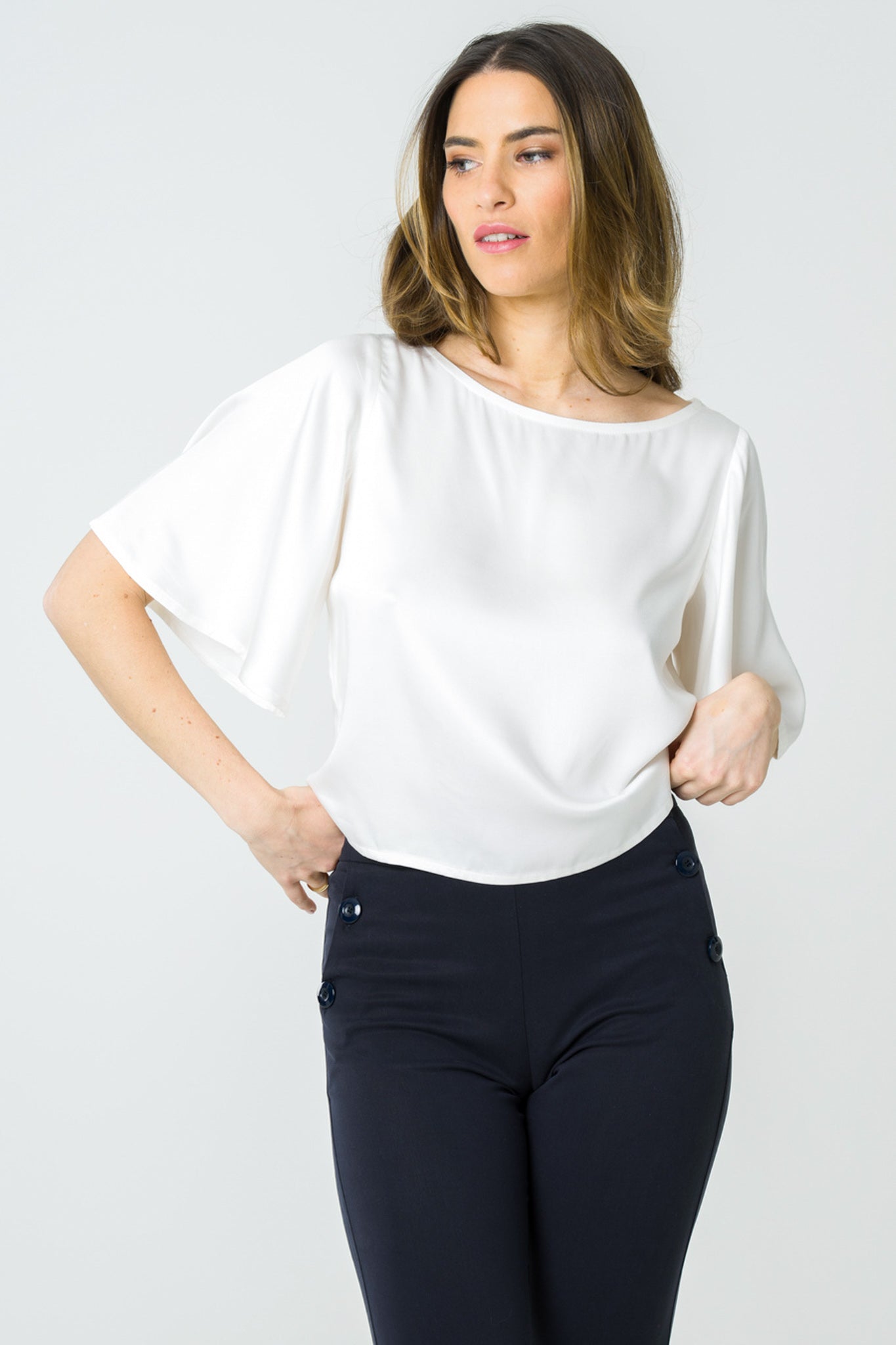 Top écru à manches amples en satin de tencel, conçu en France de manière éthique, alliant confort et élégance dans un tissu naturel, doux au toucher.