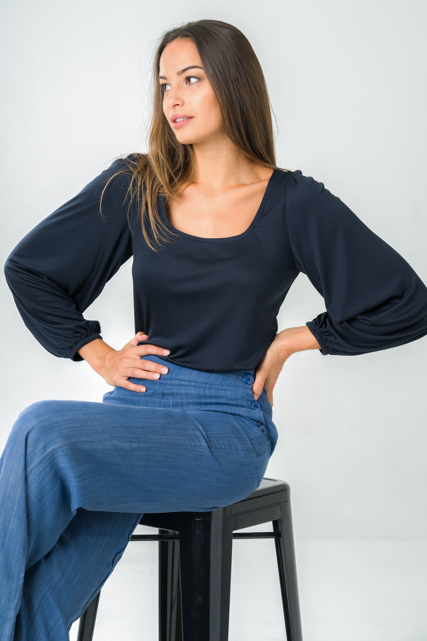 Top bleu marine à manches bouffantes, élégant et confortable, parfait pour un look chic et intemporel.